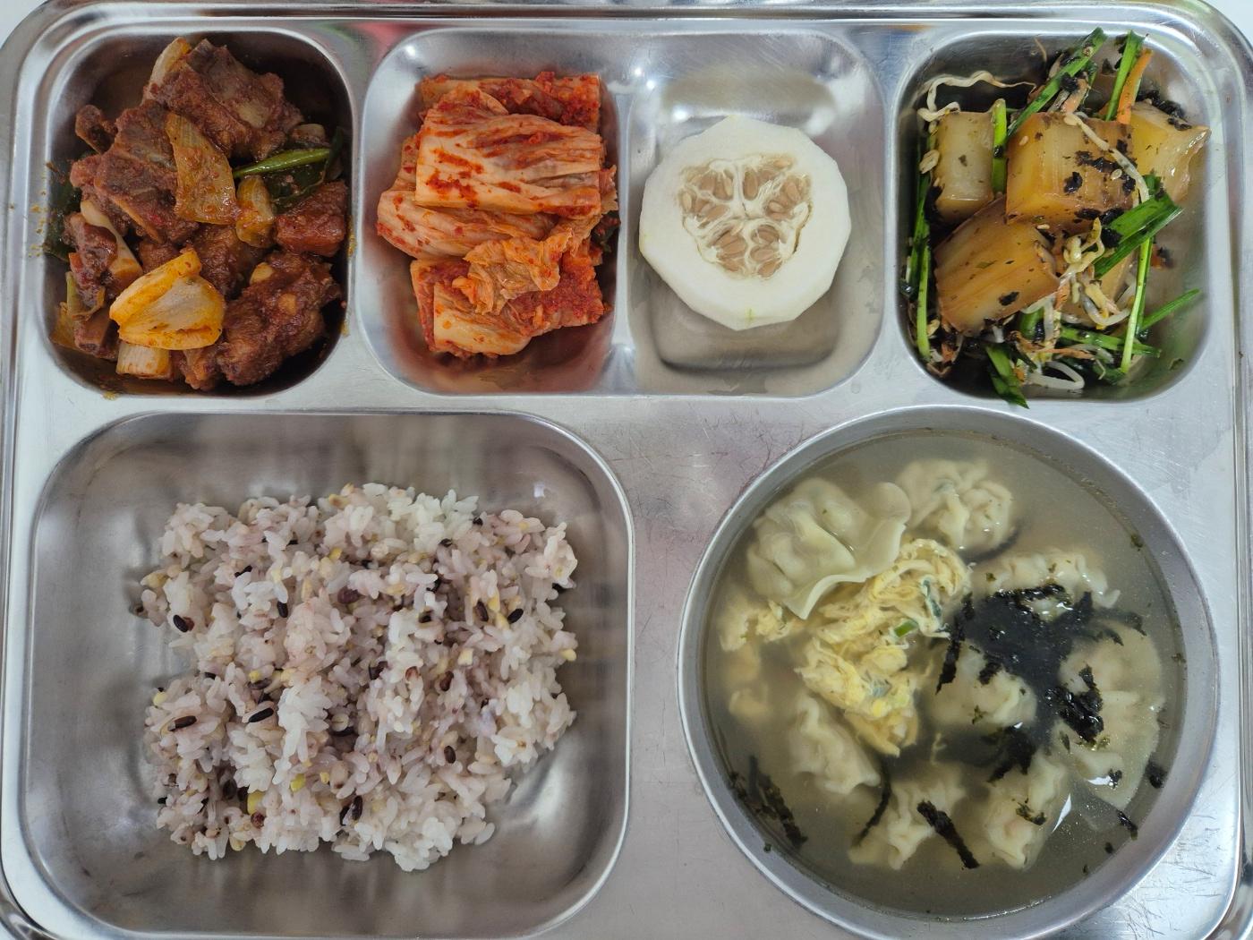 4월21일 식단(혼합잡곡밥,야채가득물만두국,매콤돼지갈비찜,탕평채,배추김치,금싸라기참외) 사진