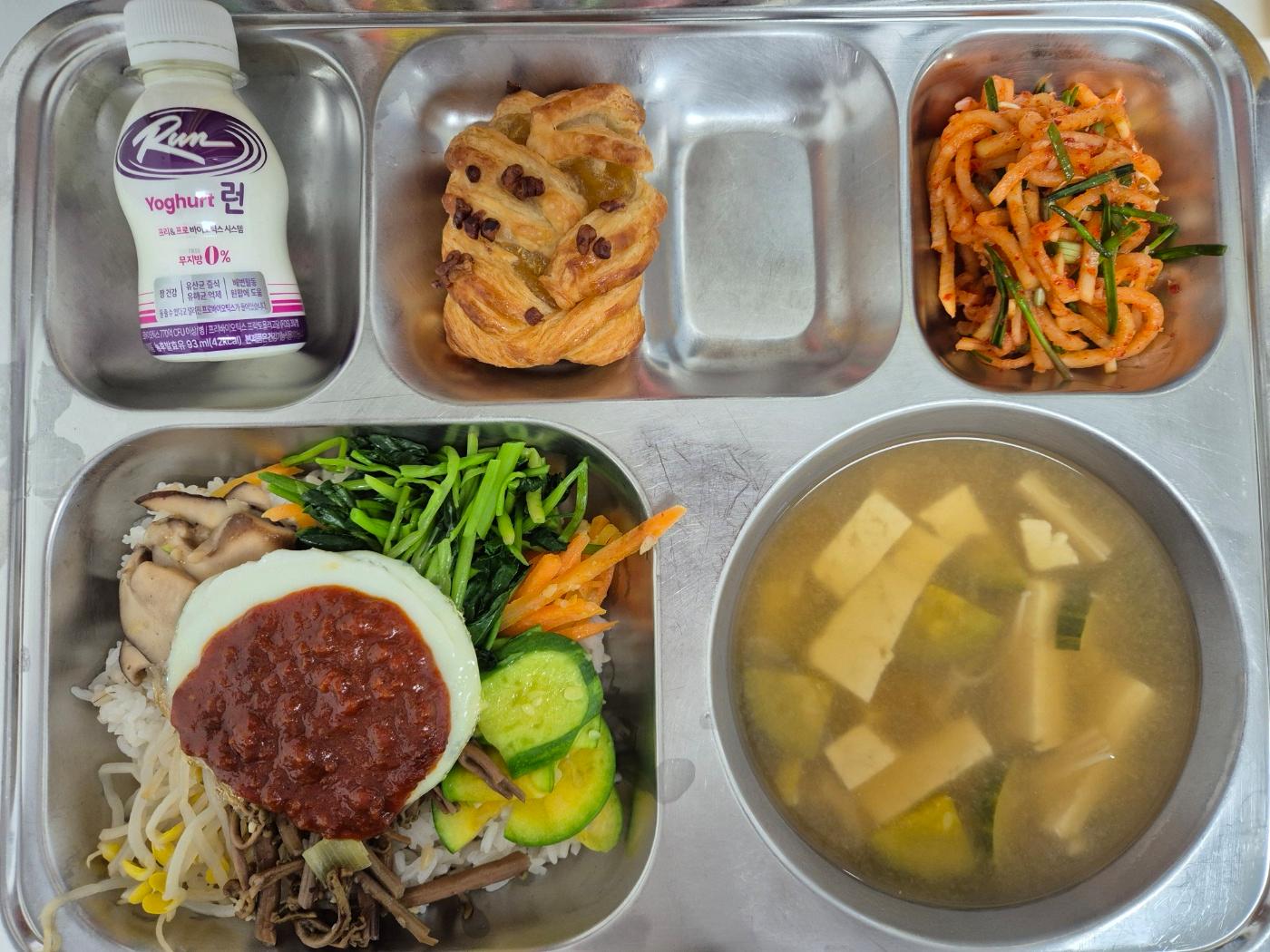 4월23일 식단(산채비빔밥,두부미소된장국,달래무생채,메이플피칸파이,런요구르트) 사진