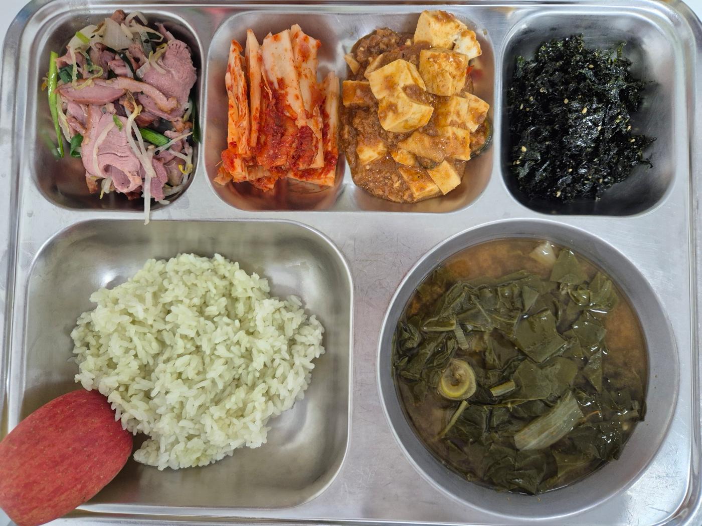 4월24일 식단(클로렐라쌀밥,근대된장국,마파두부,훈제오리숙주볶음,건파래볶음,배추김치,강릉사과) 사진