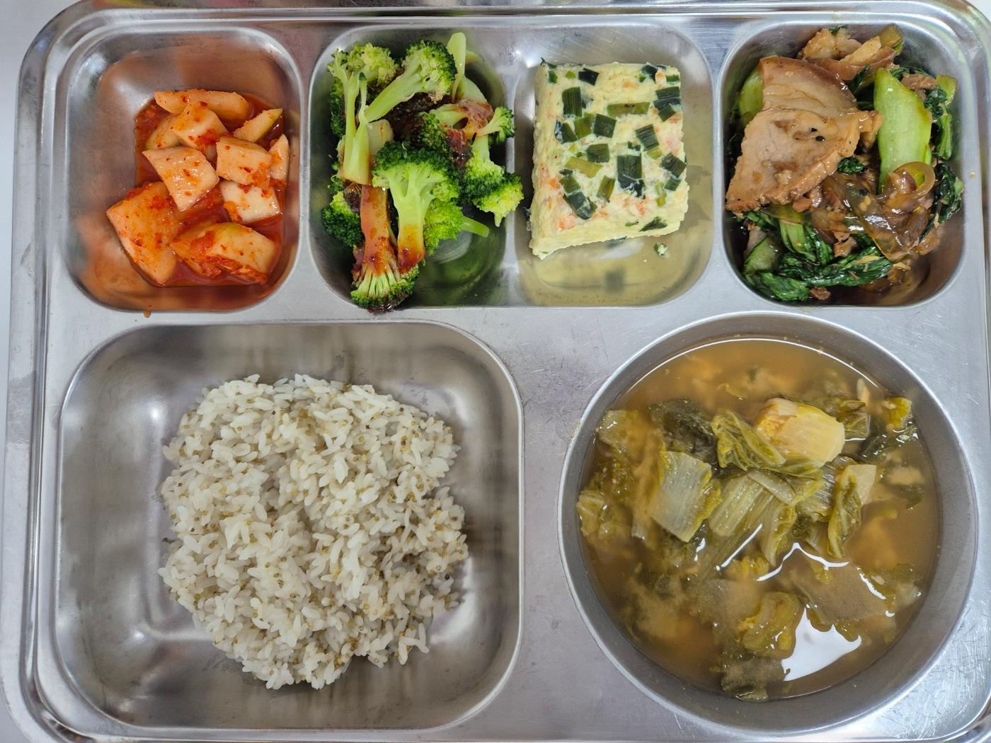 4월25일 식단(차조밥,콩가루배추국,새우달걀찜,브로콜라숙회,청경채족발조림,깍두기) 사진