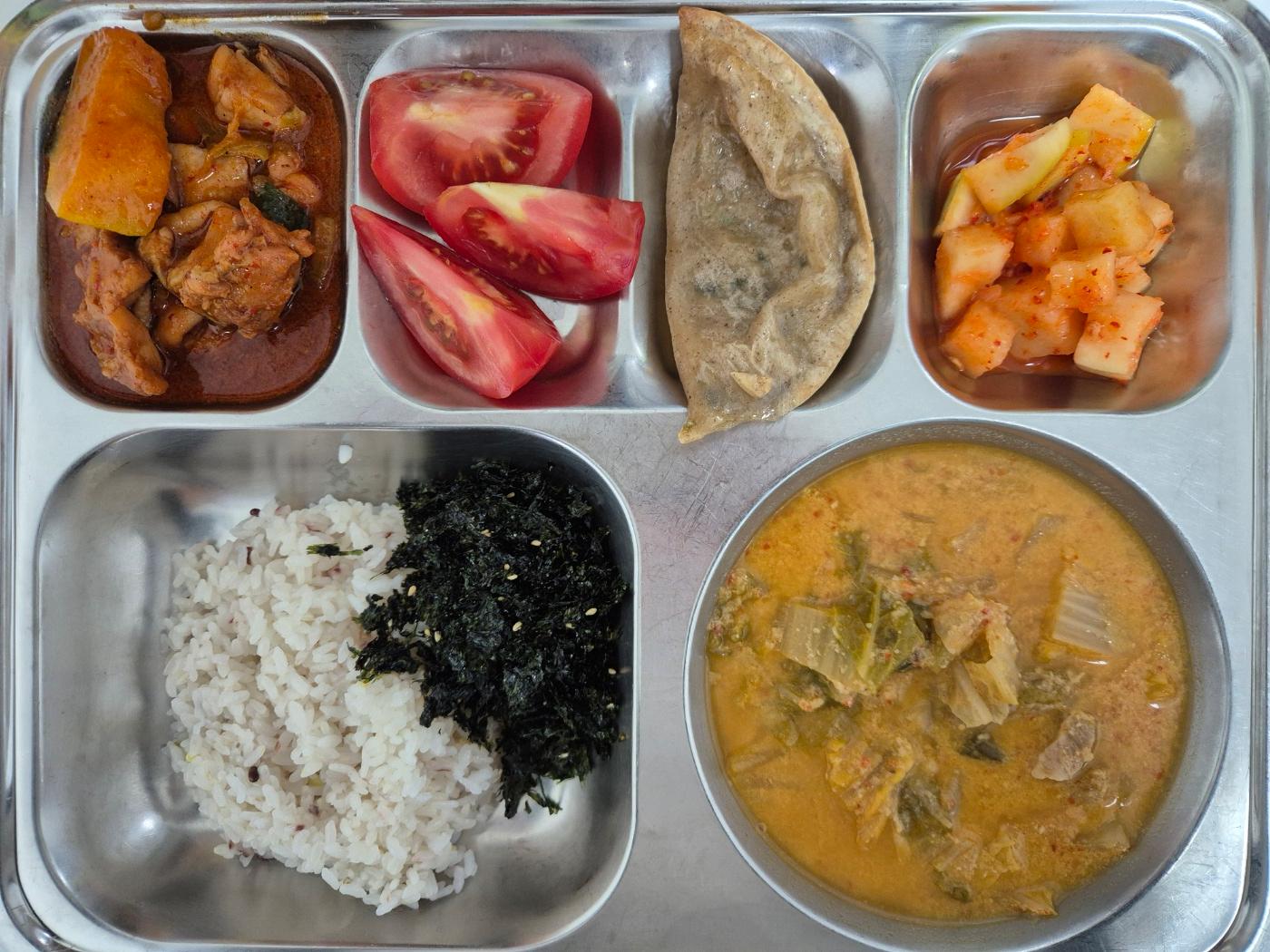 4월28일 식단(혼합잡곡밥,유기농콩비지찌개,단호박닭조림,들깨메밀전병,배추김치,꿀토마토) 사진