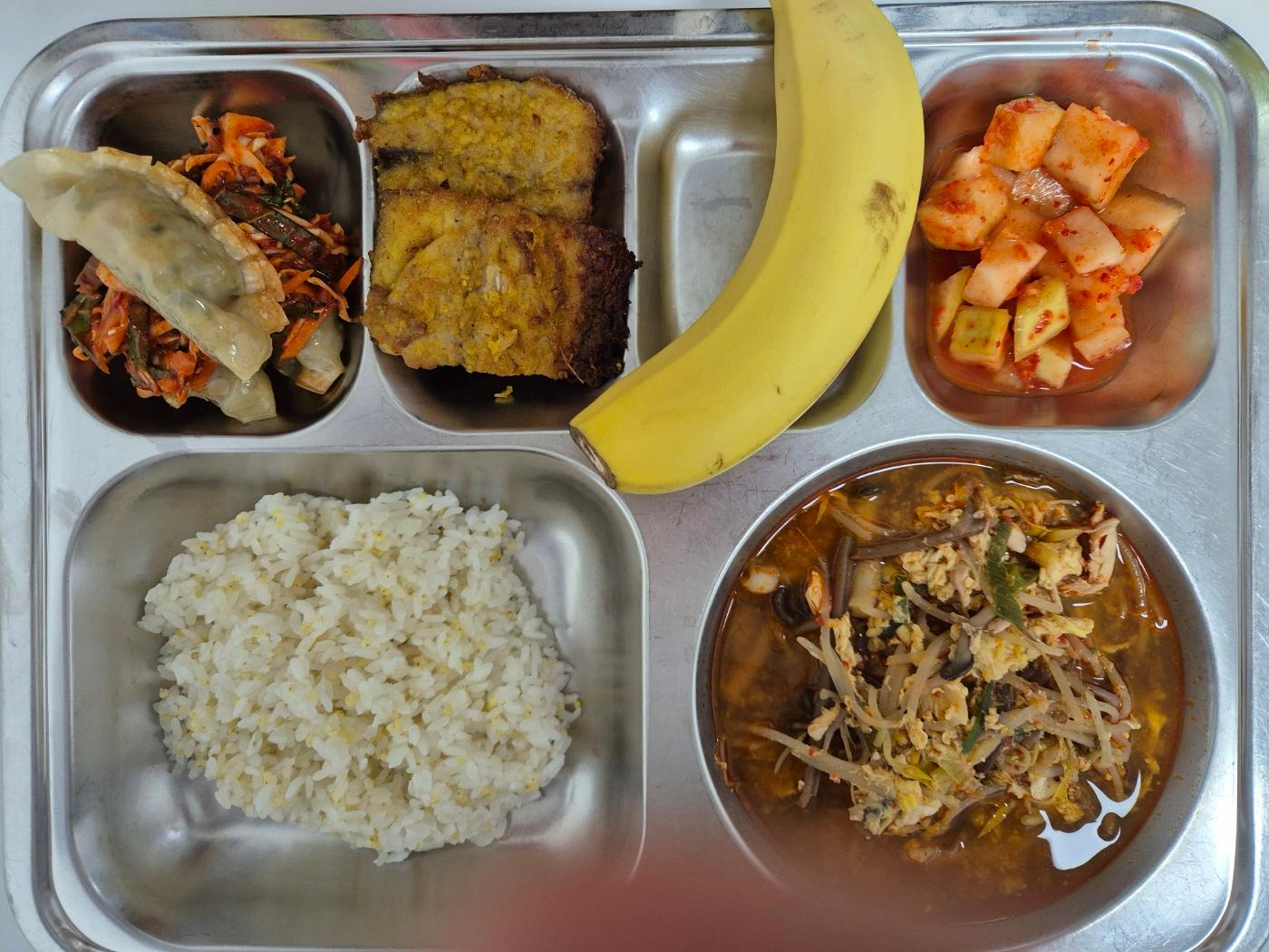 4월29일 식단(기장밥,닭개장,야채비빔만두,고등어카레구이,바나나,깍두기) 사진