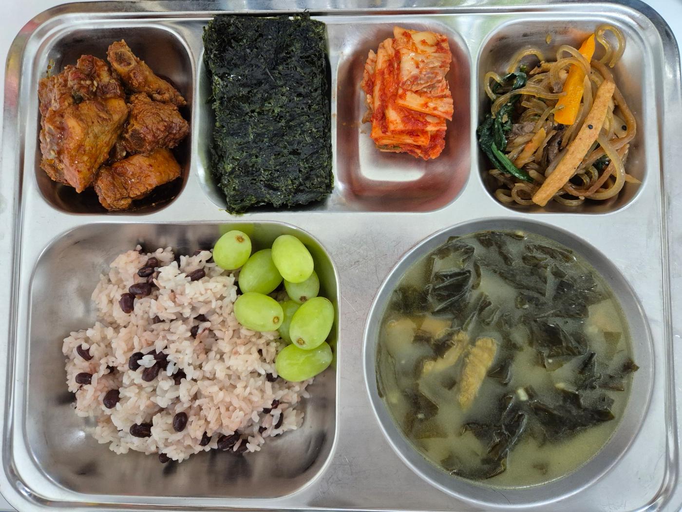 5월2일 식단(팥찰밥,황태미역국,매운등갈비찜,우엉잡채,돌김구이,배추김치,청포도) 사진