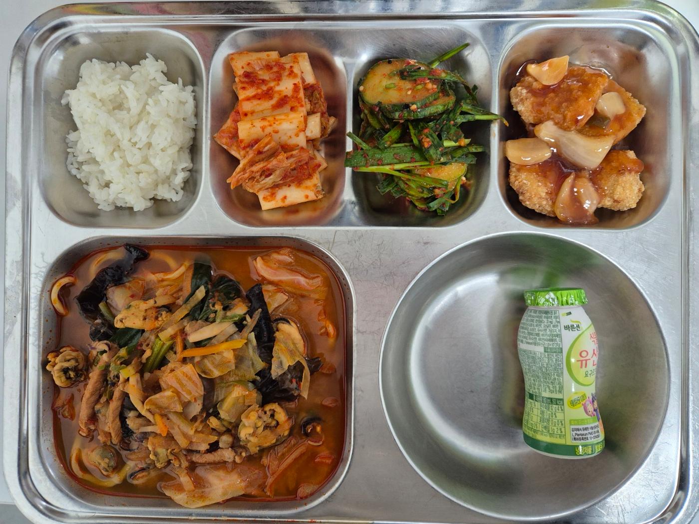 5월7일 식단(찹쌀밥(미니),해물짬뽕&면,누룽지탕수육,오이동그랑무침,배추김치,유산균요구르트) 사진