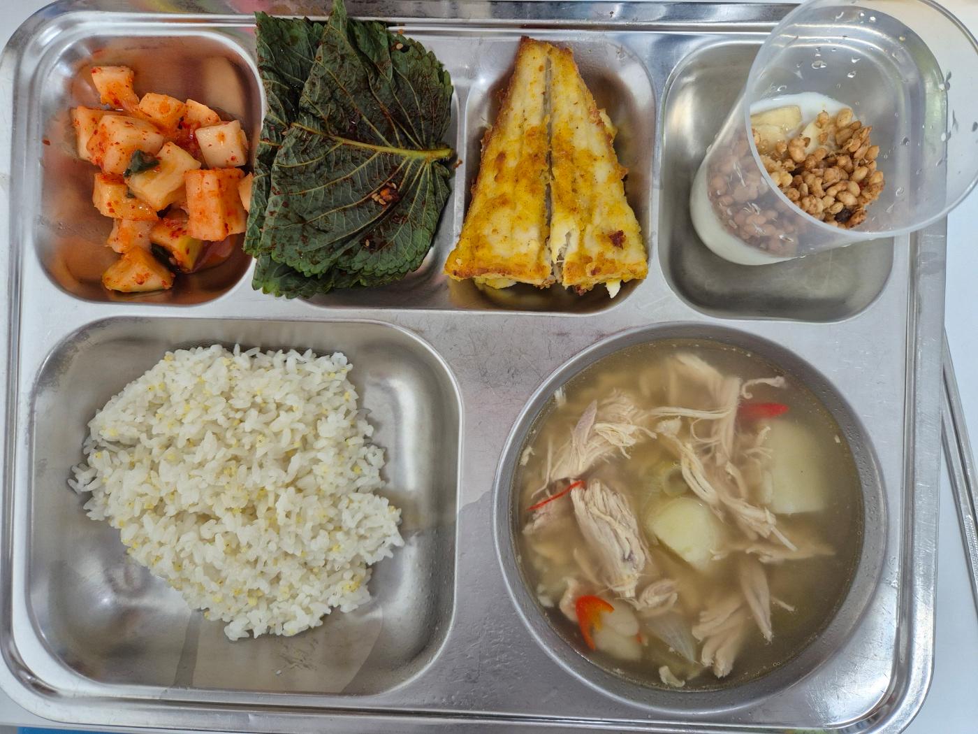 5월8일 식단(기장밥,한방닭곰탕,양념깻잎,가자미순살구이,깍두기,바나나수제요거트) 사진