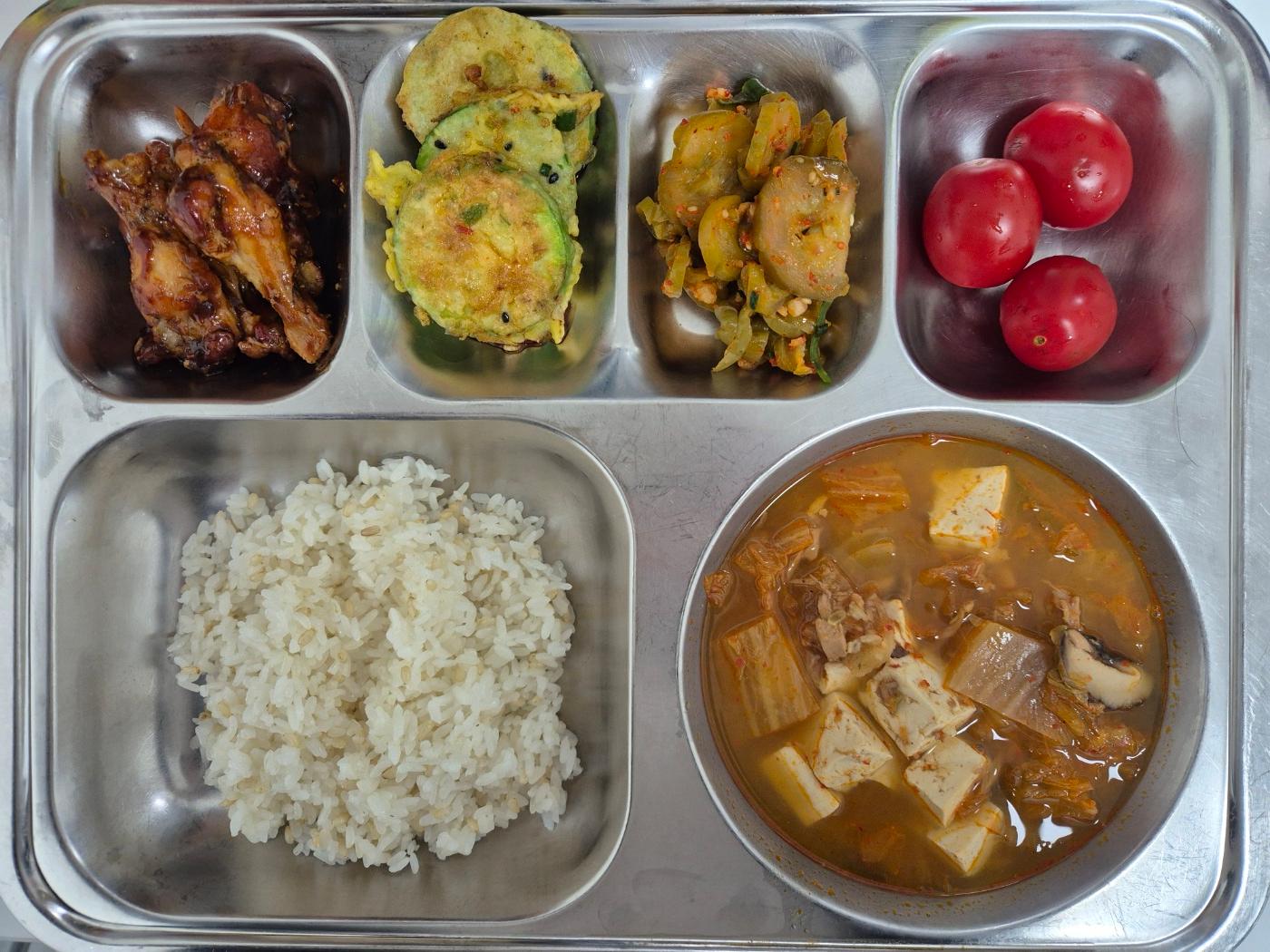 5월9일 식단(발아흑미밥,참치김치전골,닭봉양념조림,애호박전,꼬들오이지무침,대추방울토마토) 사진