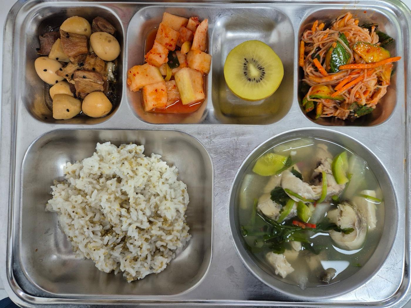 5월12일 식단(차조밥,대구지리탕,돈육모듬장조림,두부곤약면야채무침,깍두기,골드키위) 사진