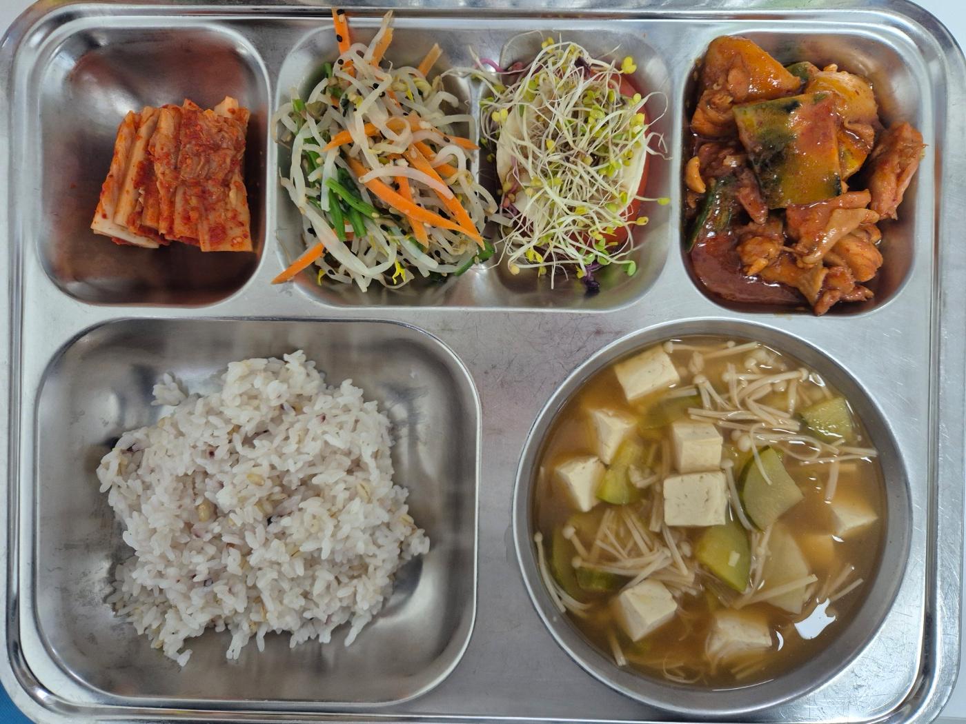 5월13일 식단(혼합잡곡밥,팽이버섯된장찌개,단호박닭조림,삼색나물무침,배추김치,카프레제샐러드) 사진