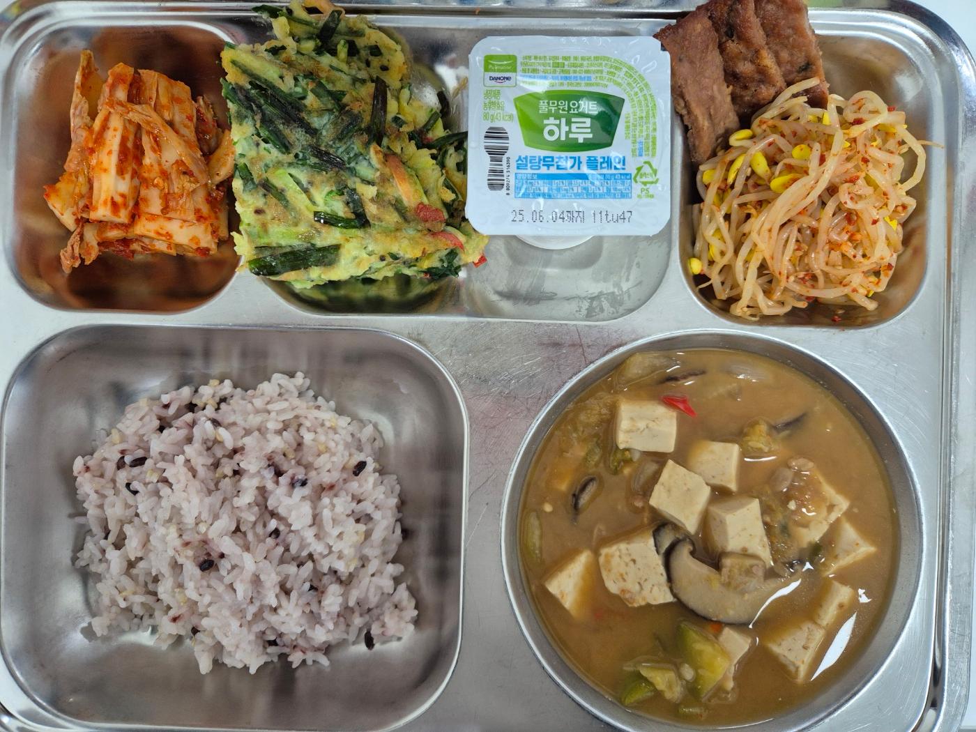 5월15일 식단(발아흑미밥,우리콩청국장찌개,애호박부추전,콩나물언양바싹불고기,배추김치,하루요거트) 사진