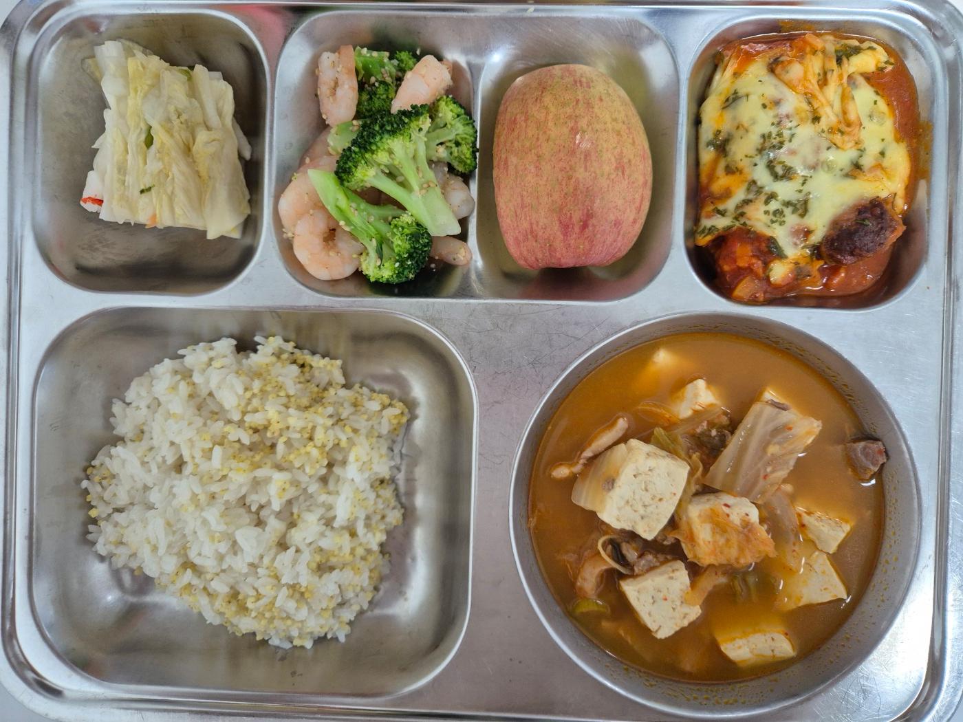 5월19일 식단(기장밥,돈육김치찌개(목살),토마토미트볼조림,브로콜리새우살무침,백김치,강릉사과) 사진