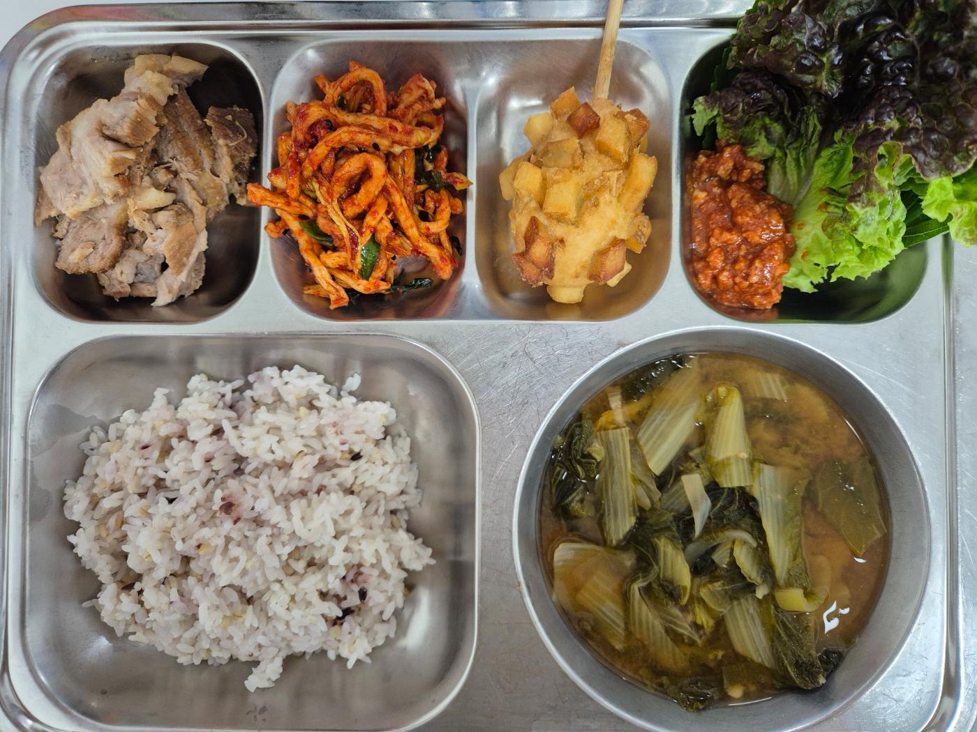 5월20일 식단(혼합잡곡밥,얼갈이배추국,오향장육,무말랭이무침,땡글뽀득핫도그,쌈채소/두부쌈장) 사진