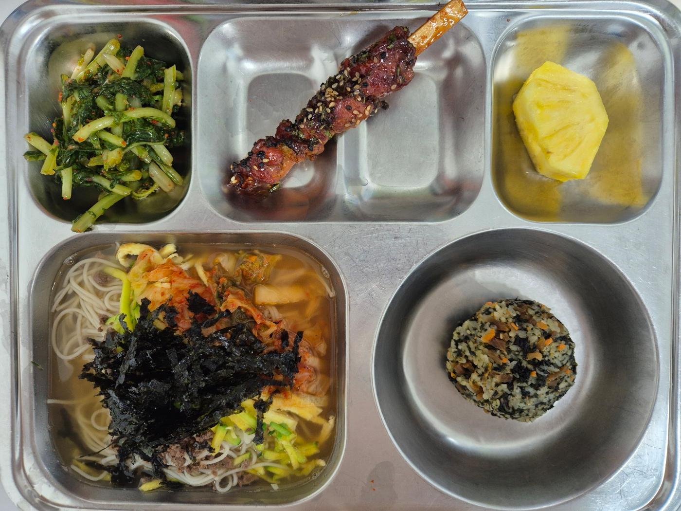 5월21일 식단(무장아찌건파래주먹밥,잔치국수,양념닭꼬치,열무김치,골드파인애플) 사진