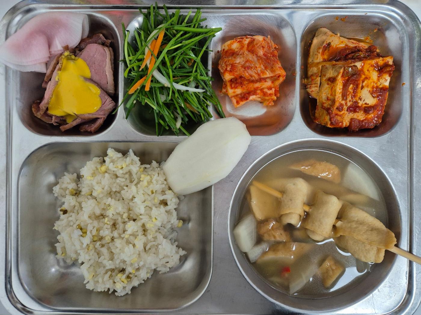 5월22일 식단(녹두밥,꼬지어묵국,우리콩두부조림,훈제오리&무쌈,영양부추겉절이,배추김치,금싸라기참외) 사진