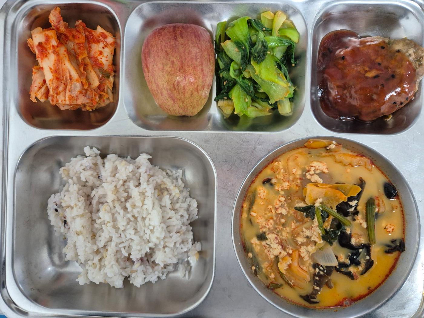 5월26일 식단(혼합잡곡밥,짬뽕순두부,청경채나물,수제함박스테이크,배추김치,강릉사과) 사진