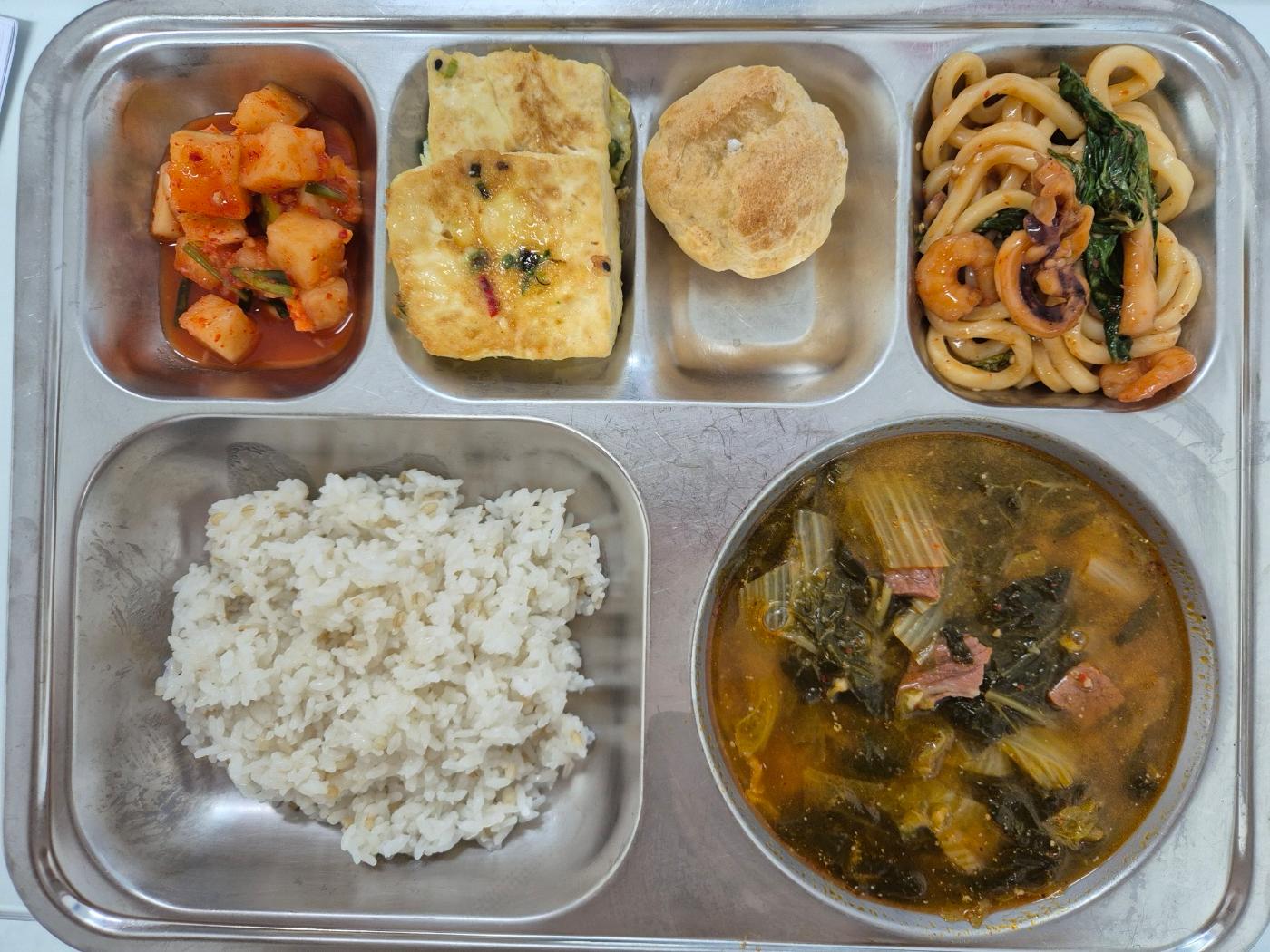 5월27일 식단(찰보리밥,사골우거지국,해물볶음우동,두부계란구이,깍두기,슈퍼볼쿠키앤크림) 사진