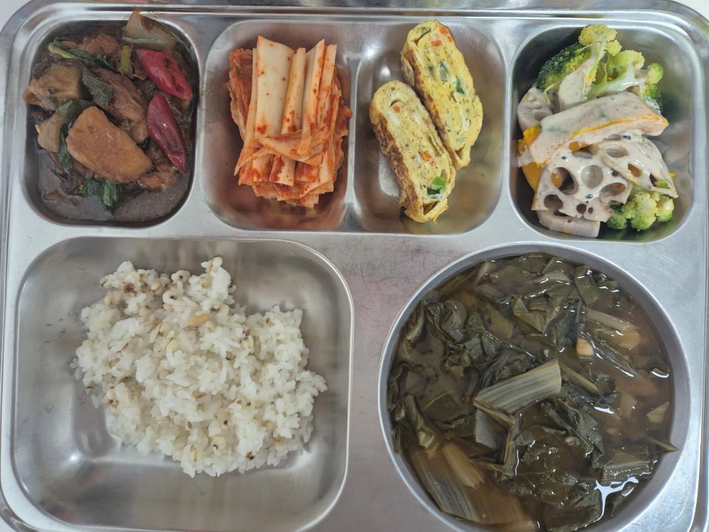 5월29일 식단(율무밥,근대된장국,안동찜닭,단호박연근브로콜리&참깨흑임자드레싱,날치알톡톡달걀말이,배추김치) 사진