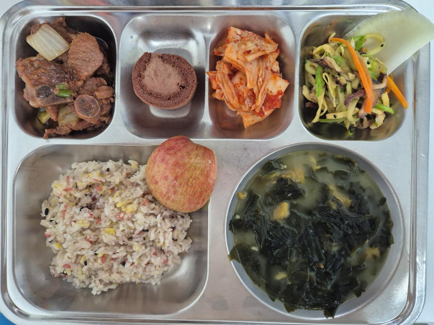 6월2일 식단(오색찰밥,황태미역국,한돈LA갈비찜,오절판/무쌈,배추김치,강릉사과,저당초코롤케익) 사진