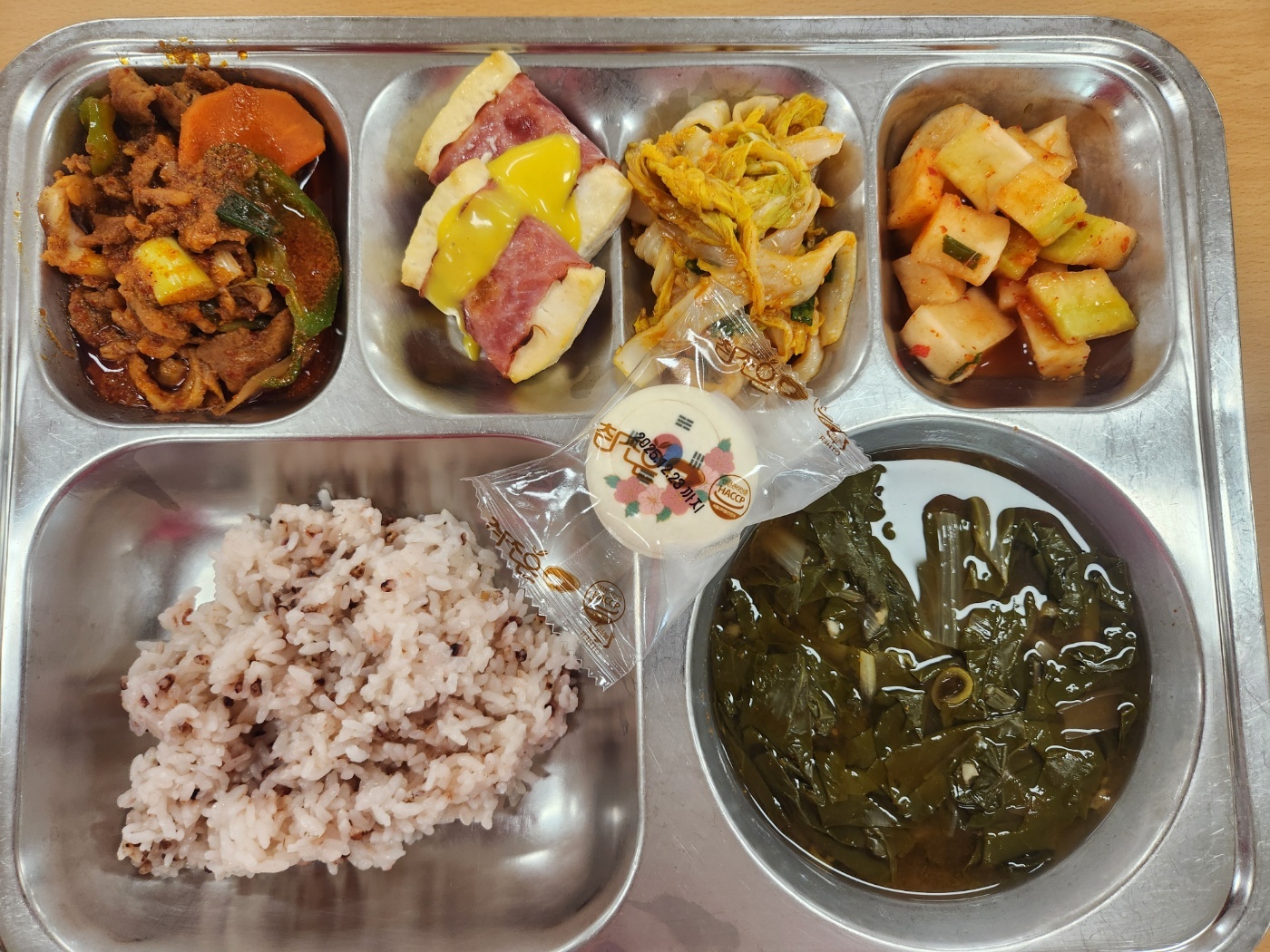 6월5일 식단(차수수밥,근대된장국,오삼불고기,배추속대무침,두부베이컨말이,깍두기,태극기우유마카롱) 사진
