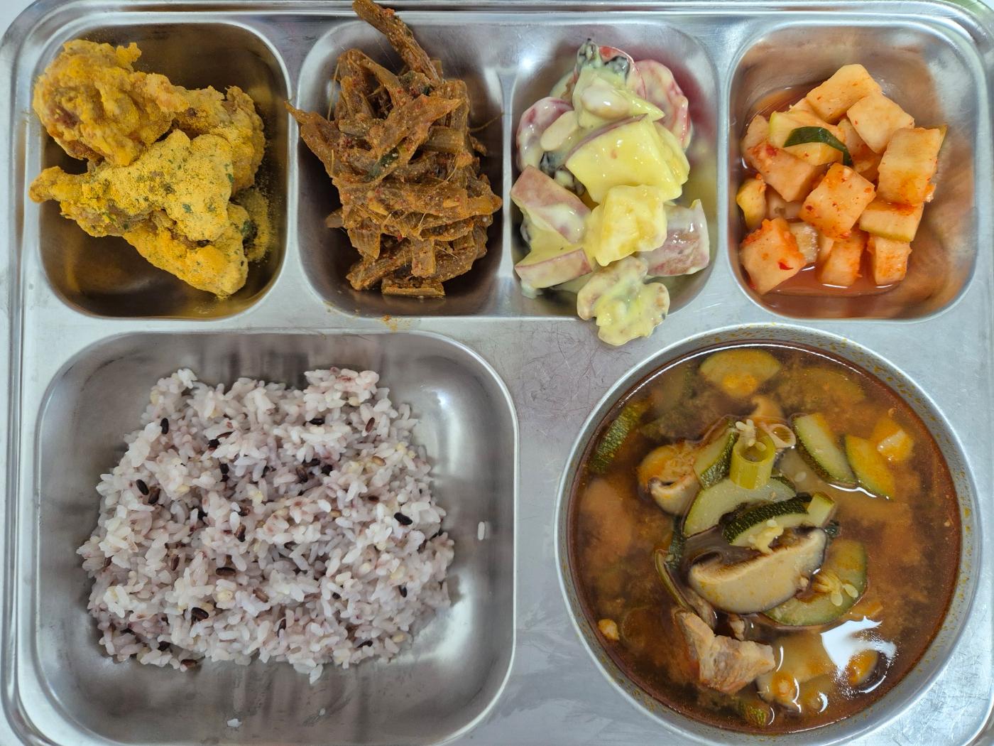 6월9일 식단(발아흑미밥,돈육고추장찌개,머위나물,뿌링클치킨,요구르트과일샐러드,깍두기) 사진