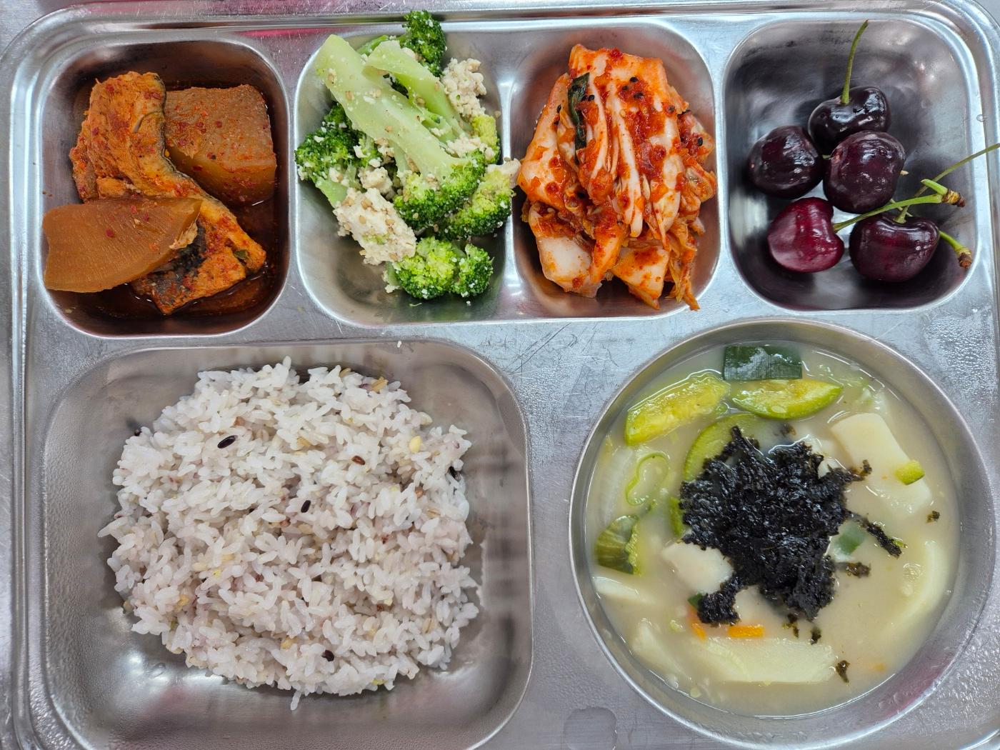 6월10일 식단(혼합잡곡밥,우리밀감자수제비,임연수무조림,브로콜리두부참깨무침,배추겉절이,체리) 사진