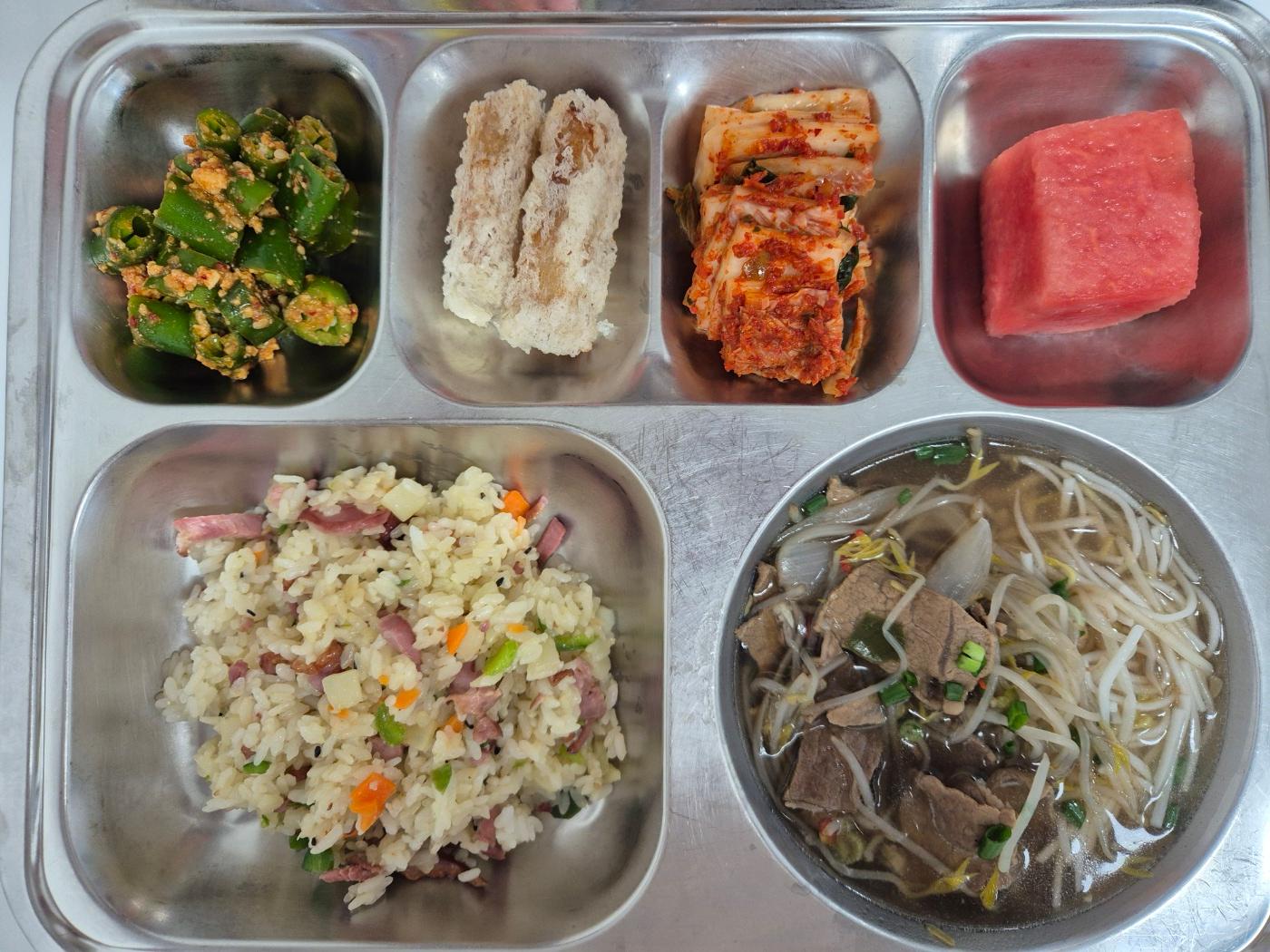 6월11일 식단(훈제오리볶음밥,미니쌀국수,오이고추쌈장무침,새우야채짜조롤,배추김치,수박) 사진