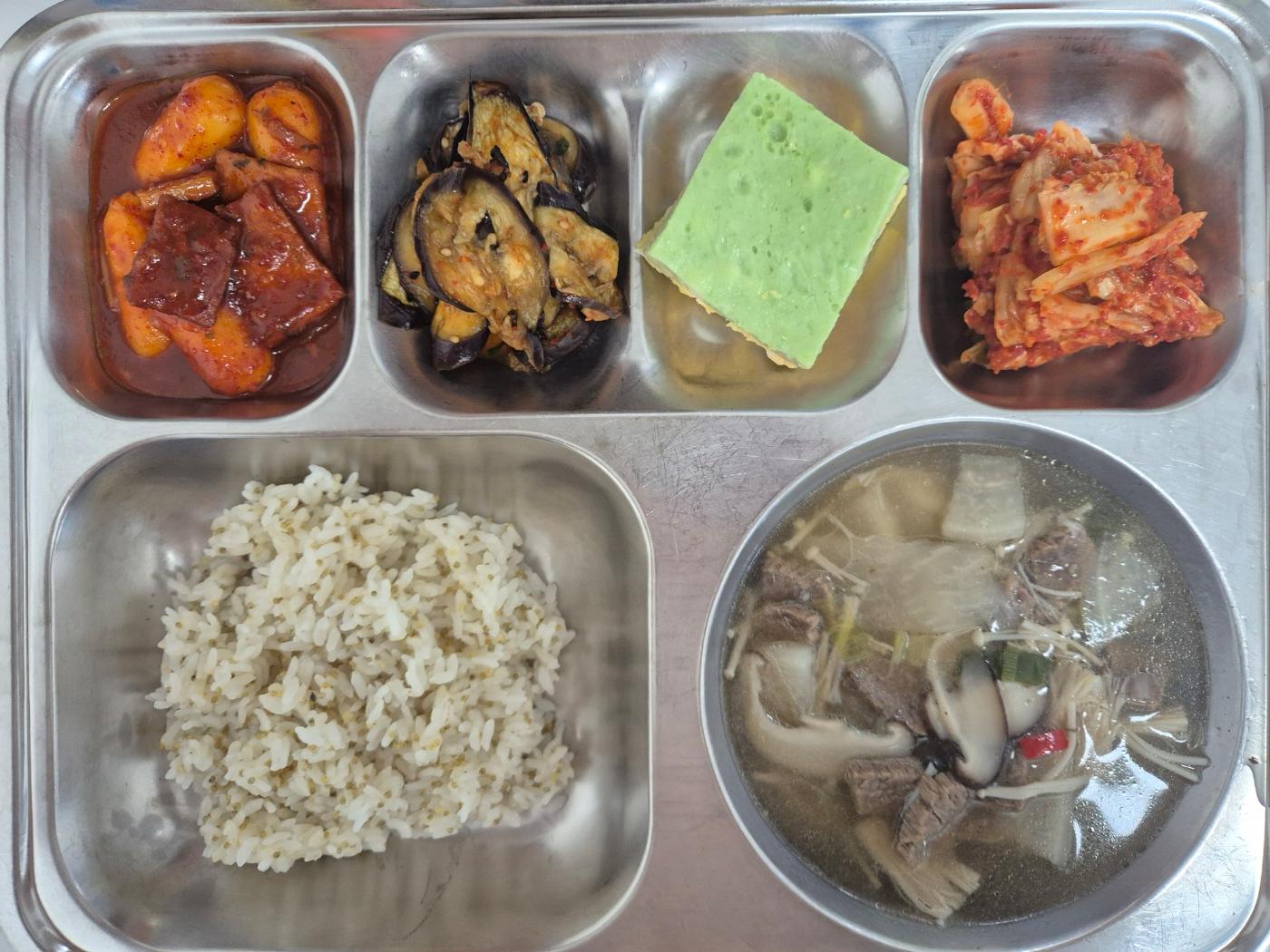 6월12일 식단(차조밥,쇠고기버섯국,삼색달걀찜,가지나물,우리쌀치즈떡볶이,배추김치) 사진