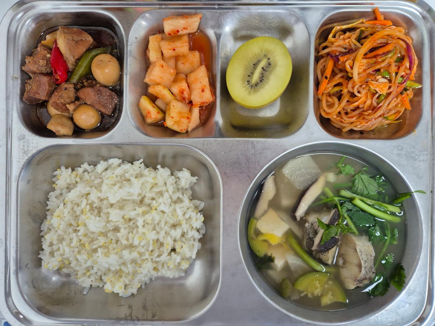 6월13일 식단(기장밥,대구지리탕,돈육모듬장조림,쫄면콩나물무침,깍두기,골드키위) 사진