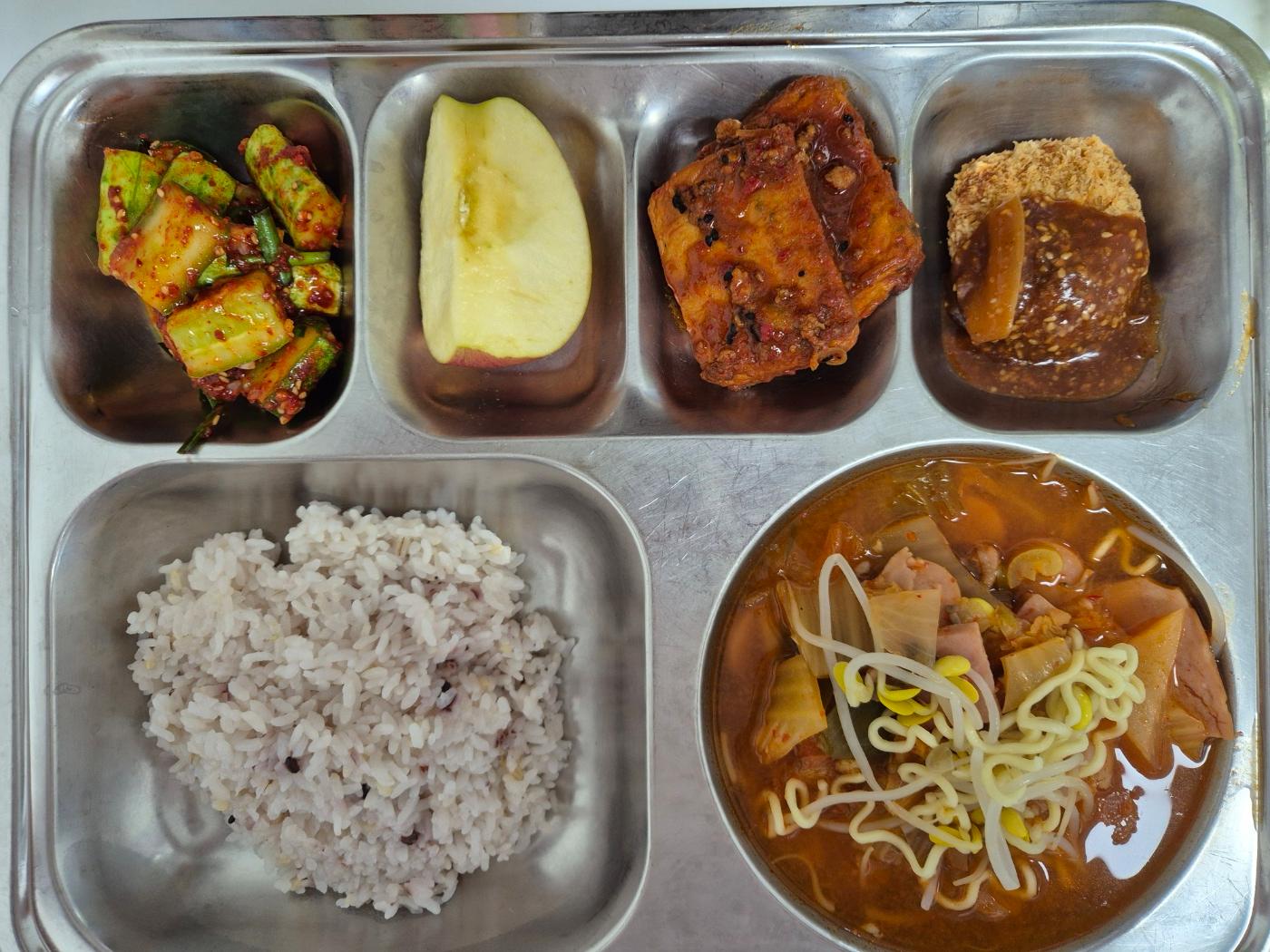 6월16일 식단(혼합잡곡밥,부대찌개&사리,명태살두부전조림,멘치볼카츠,오이김치,강릉사과) 사진