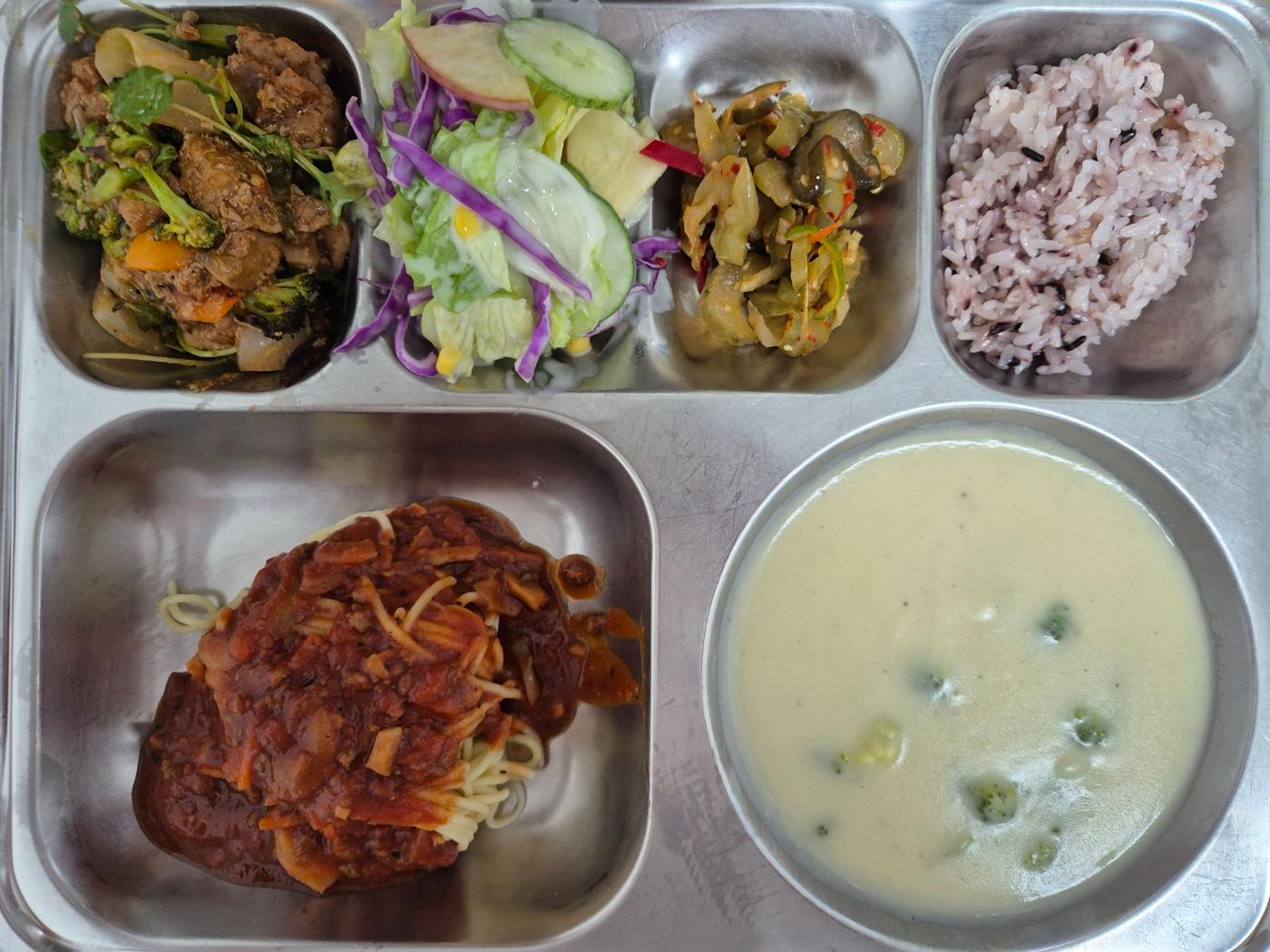 6월18일 식단(미니흑미찰밥,감자브로콜리스프,큐브찹스테이크,토마토스파게티,그린과일샐러드,꼬들오이지무침) 사진