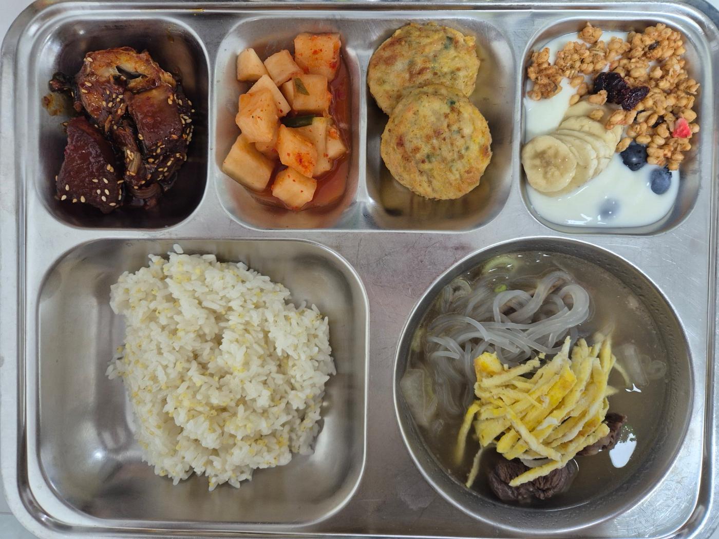 6월19일 식단(기장밥,한우갈비탕,계란옷입은에그랑땡,코다리양념조림,깍두기,블루베리수제요거트) 사진