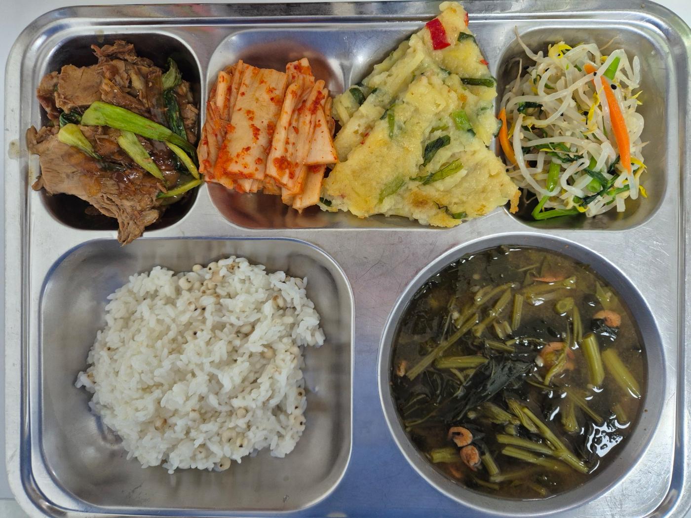 6월20일 식단(율무밥,건새우아욱국,청경채족발조림,삼색나물무침,햇감자전,배추김치) 사진