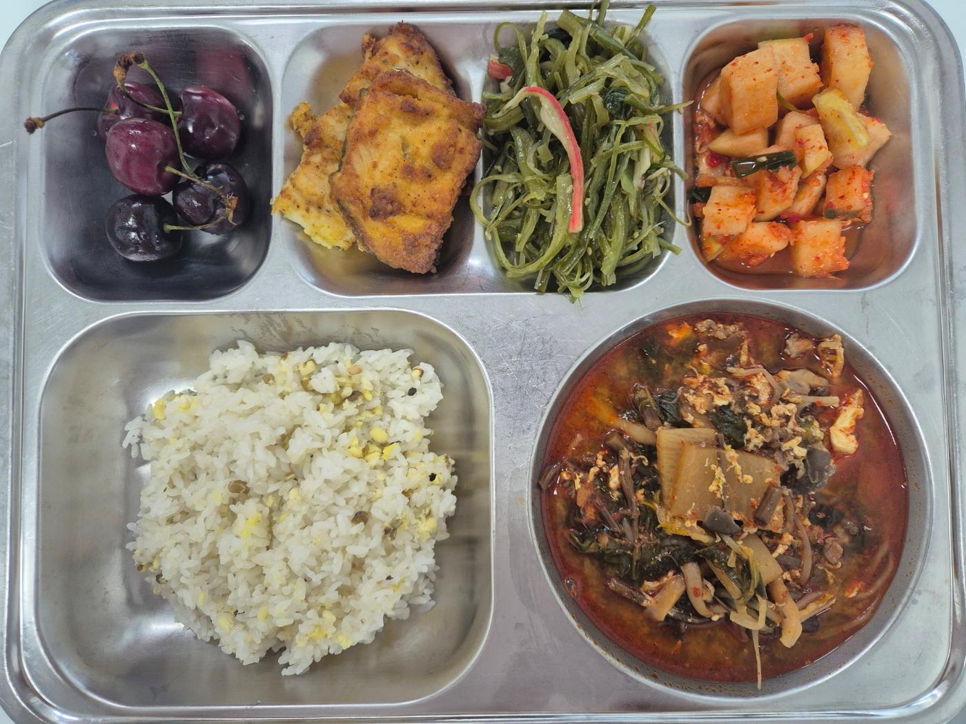 6월27일 식단(녹두밥,육개장,미역줄기맛살볶음,가자미순살구이,깍두기,체리) 사진