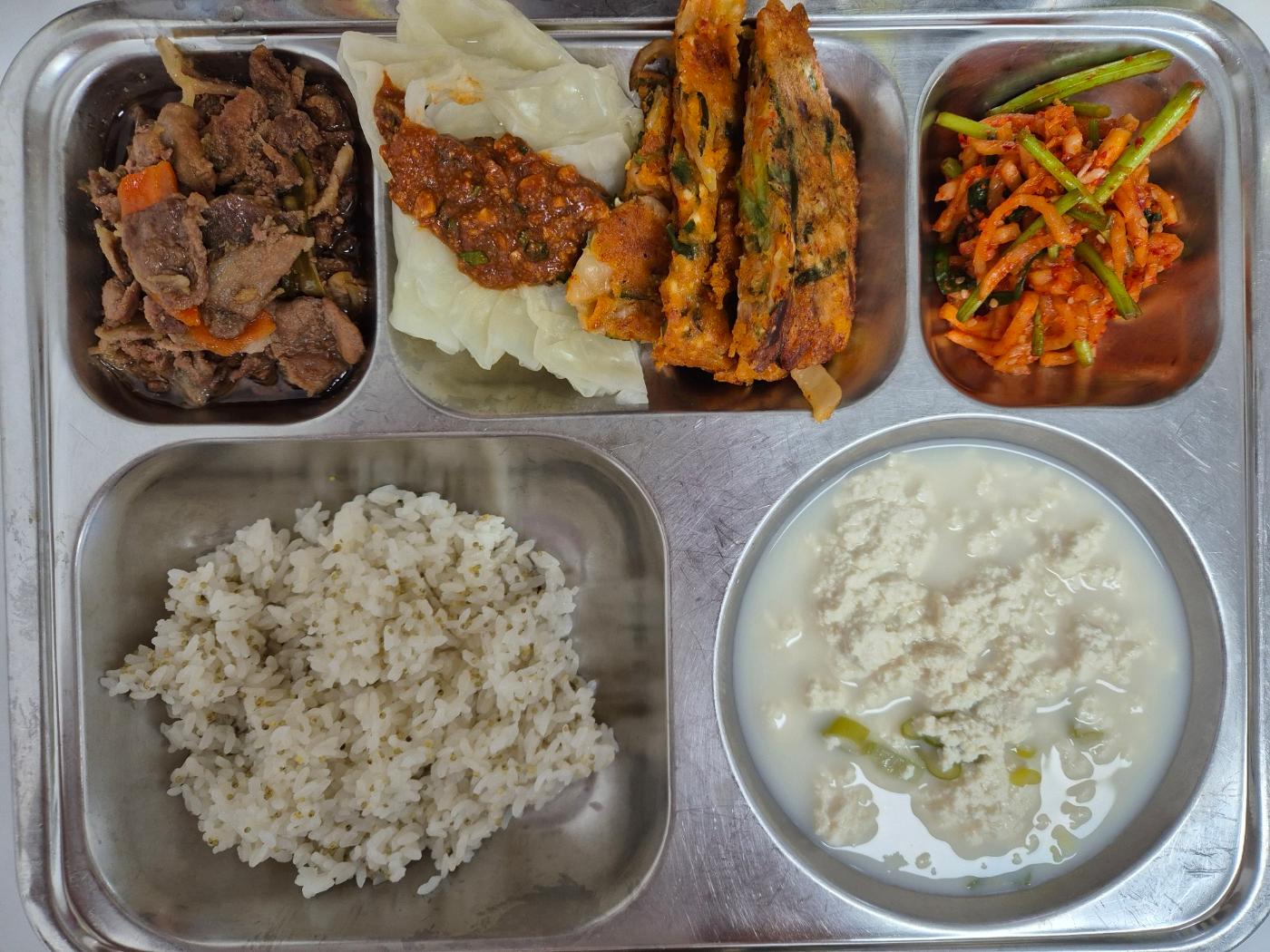 6월30일 식단(차조밥,우리콩순두부,돈육간장불고기,김치치즈전,양배추&두부쌈장,미나리무생채) 사진