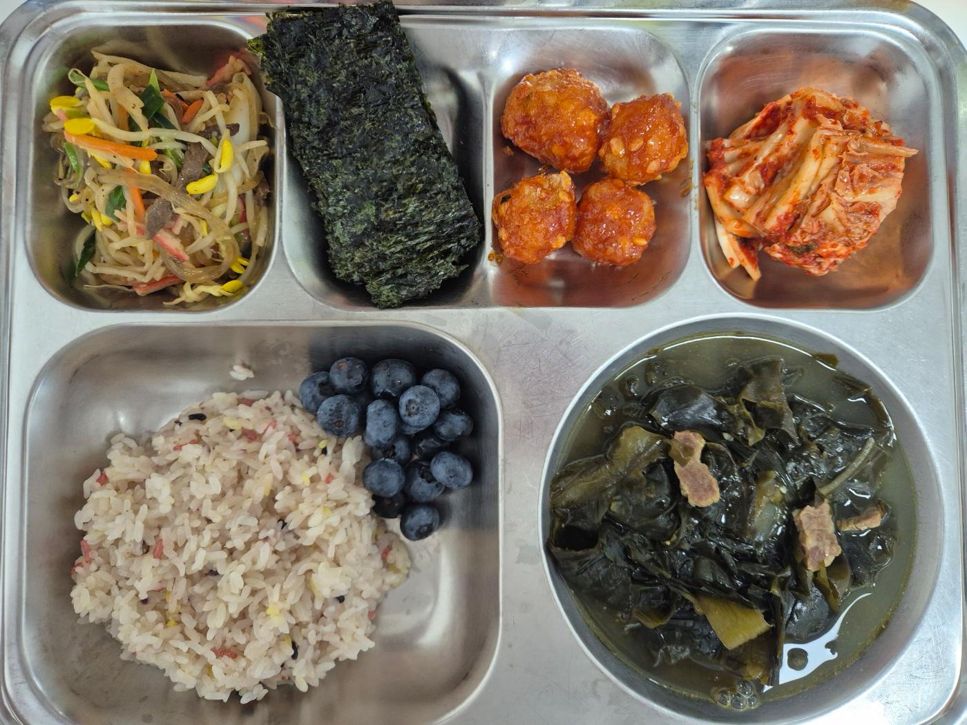 7월1일 식단(오색찰밥,쇠고기미역국,친환경콩나물잡채,가자미볼강장,배추김치,블루베리,돌김구이) 사진