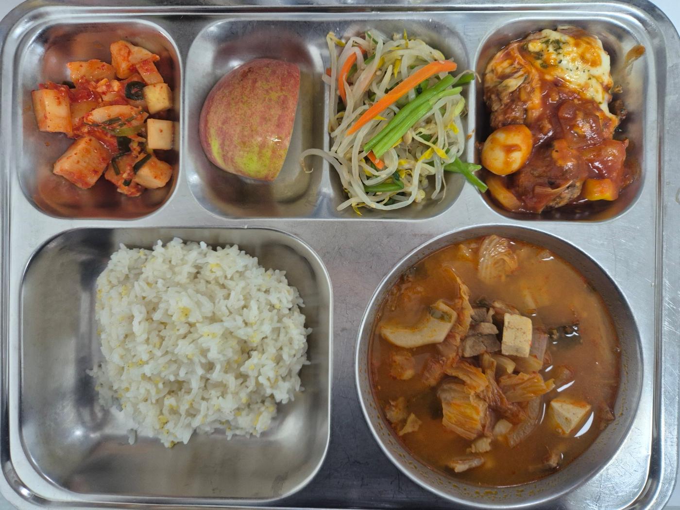 7월7일 식단(기장밥,돈육김치찌개,토마토미트볼조림,삼색나물무침,깍두기,강릉사과) 사진