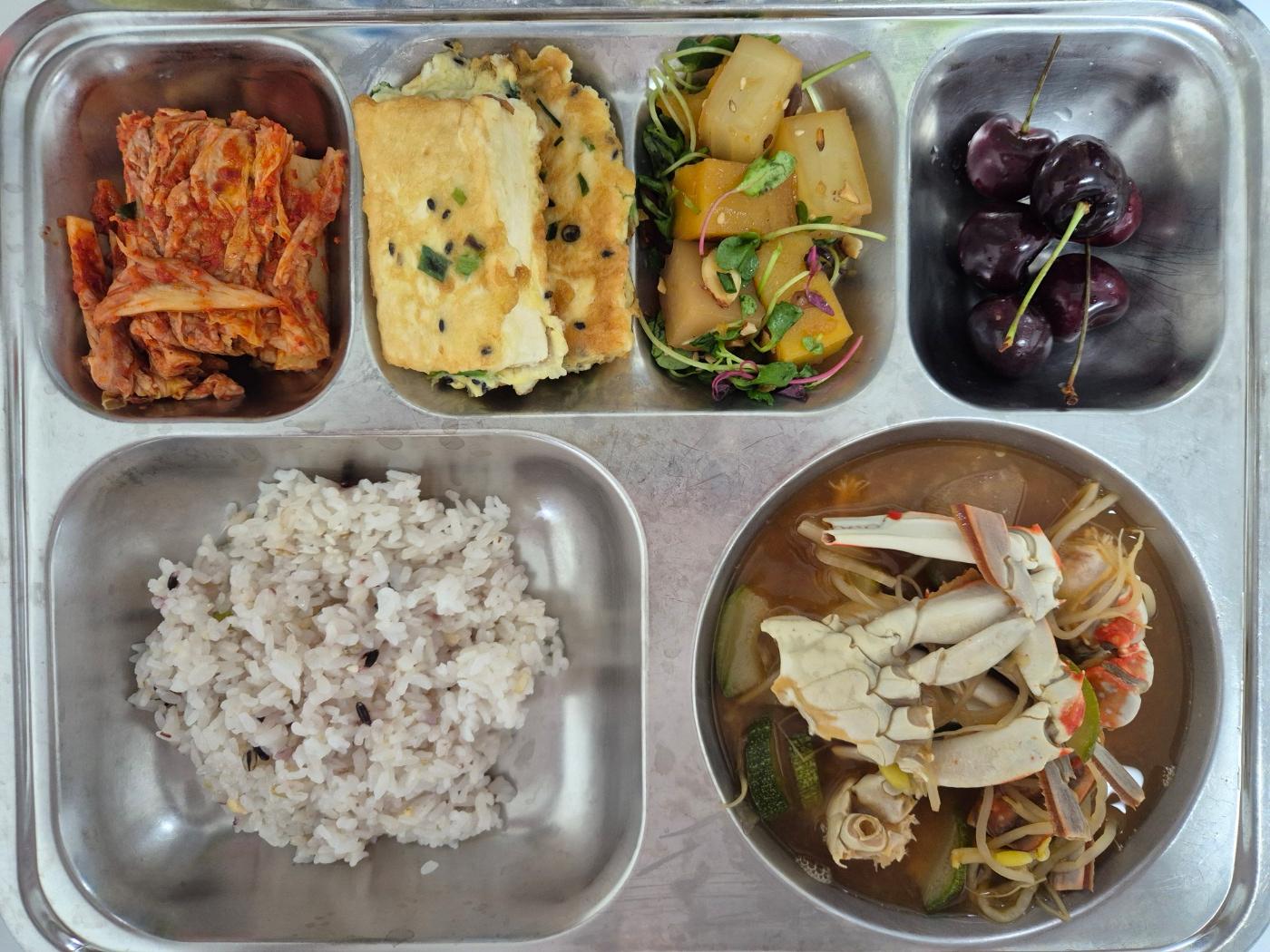 7월8일 식단(혼합잡곡밥,꽃게탕,아몬드삼색묵무침,두부계란구이,배추김치,체리) 사진