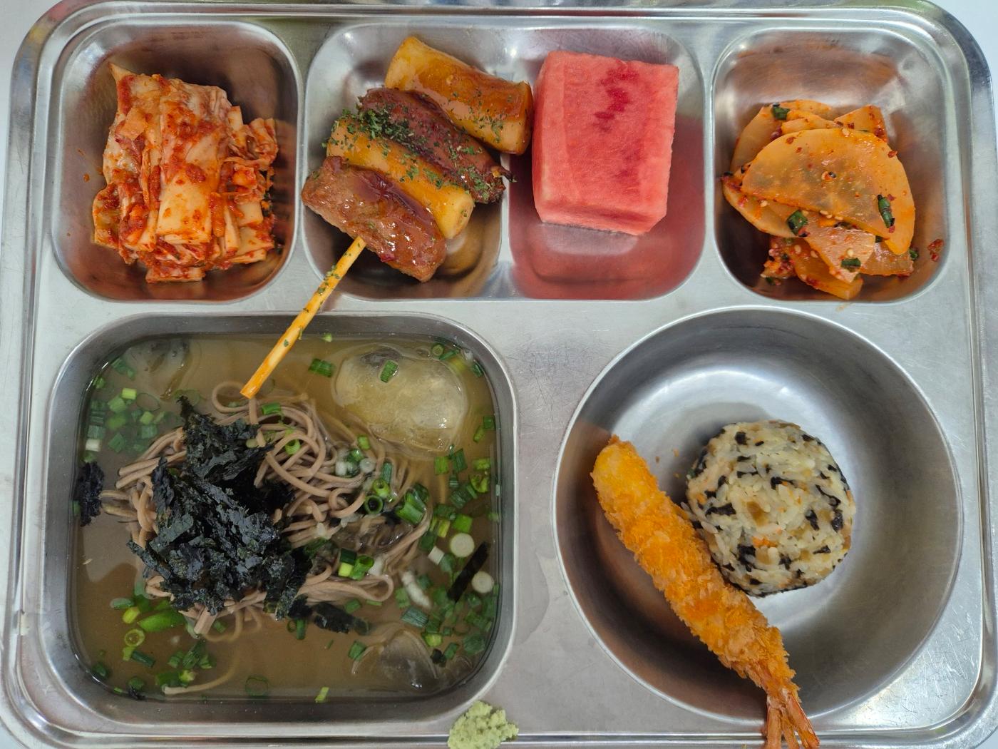 7월9일 식단(무장아찌주먹밥,왕새우메밀소바,소떡갈떡,저염단무지무침,배추김치) 사진