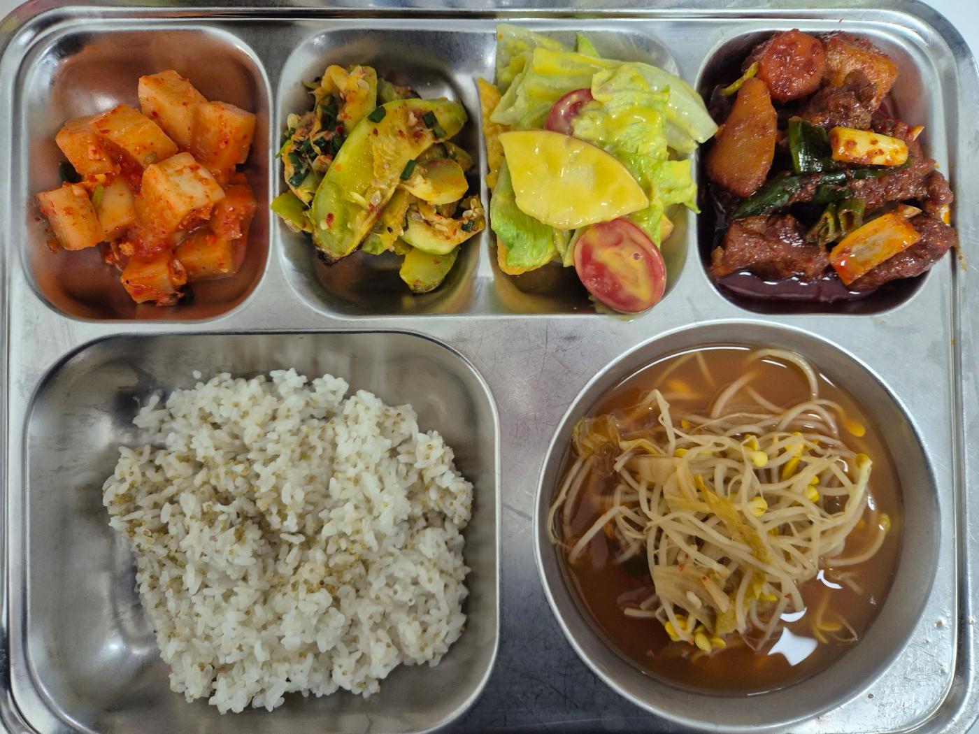 7월10일 식단(차조밥,김치콩나물국,매콤돼지갈비찜,두부채소샐러드,애호박새우젓볶음,깍두기) 사진