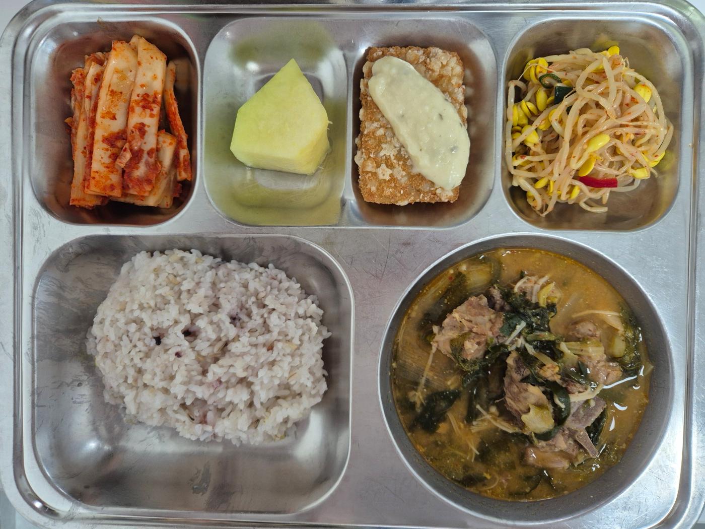 7월11일 식단(혼합잡곡밥,우거지감자탕,친환경콩나물무침,별이내리는명태까스,깍두기,머스크멜론) 사진