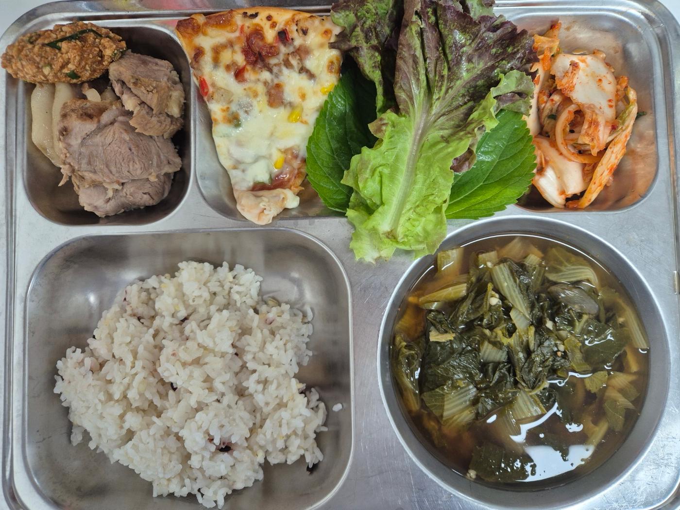 7월14일 식단(혼합잡곡밥,얼갈이배추국,오향장육,페페로니콤비네이션피자,배추겉절이,쌈채소/두부저염쌈장) 사진