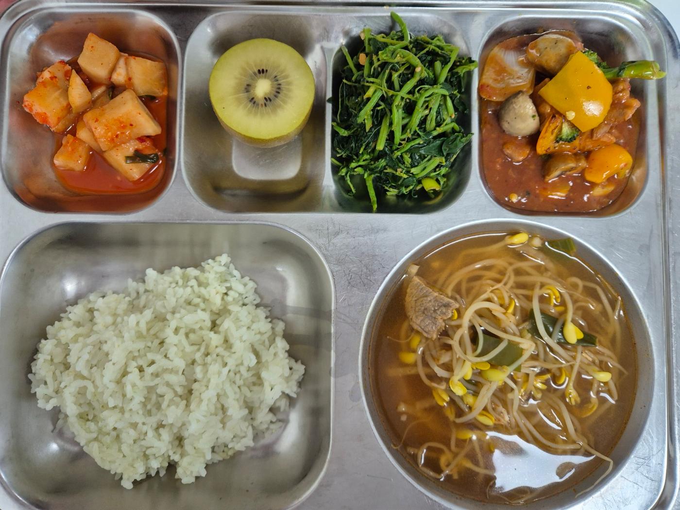 7월15일 식단(클로렐라쌀밥,경상도콩나물국,큐브찹스테이크,비름나물무침,깍두기,골드키위) 사진