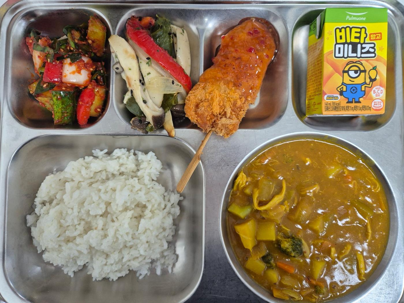 7월16일 식단(브로콜리치킨카레라이스,오이부추무침,5마리통새우꼬치,새송이버섯구이,비타미니즈(망고)) 사진