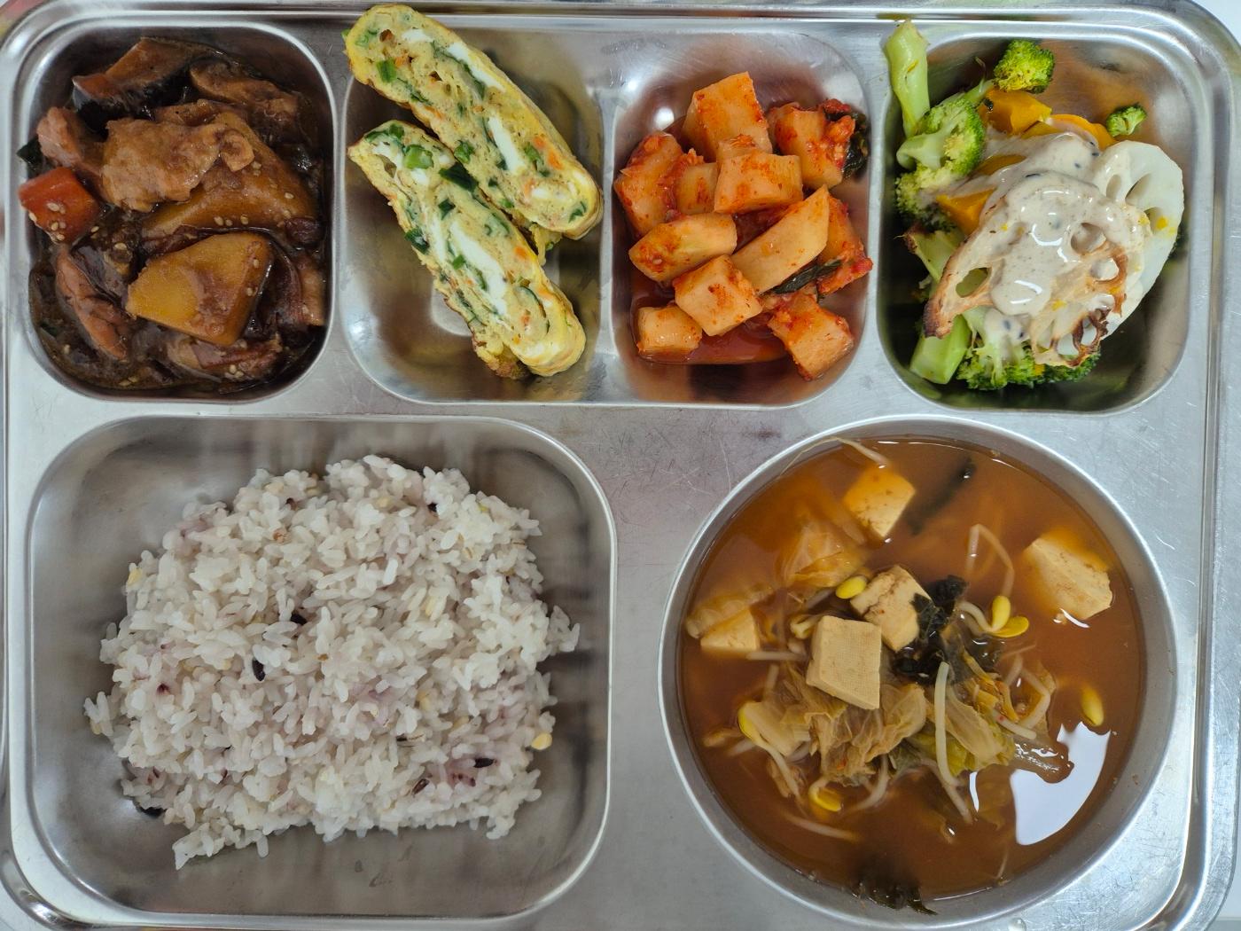 8월12일 식단(혼합잡곡밥,김치콩나물국,안동찜닭,단호박연근브로콜리&참깨흑임자드레싱,날치알톡톡달걀말이,깍두기) 사진