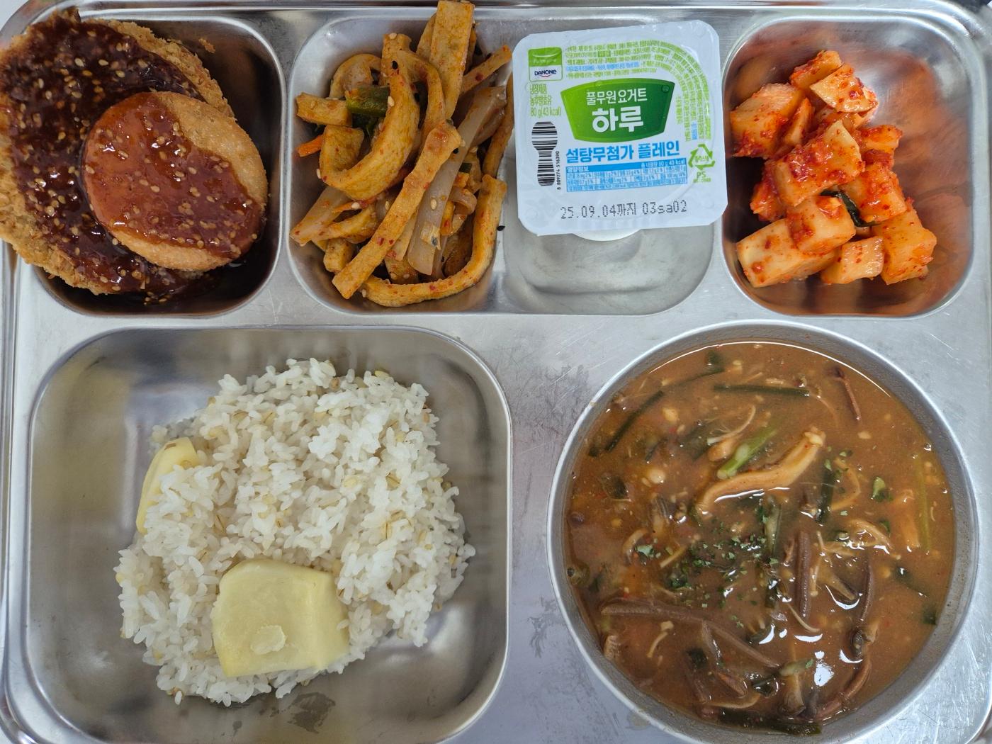 8월14일 식단(감자보리밥,추어탕,어묵곤약조림,두부코코넛치즈돈까스,깍두기,하루요거트(플레인)) 사진