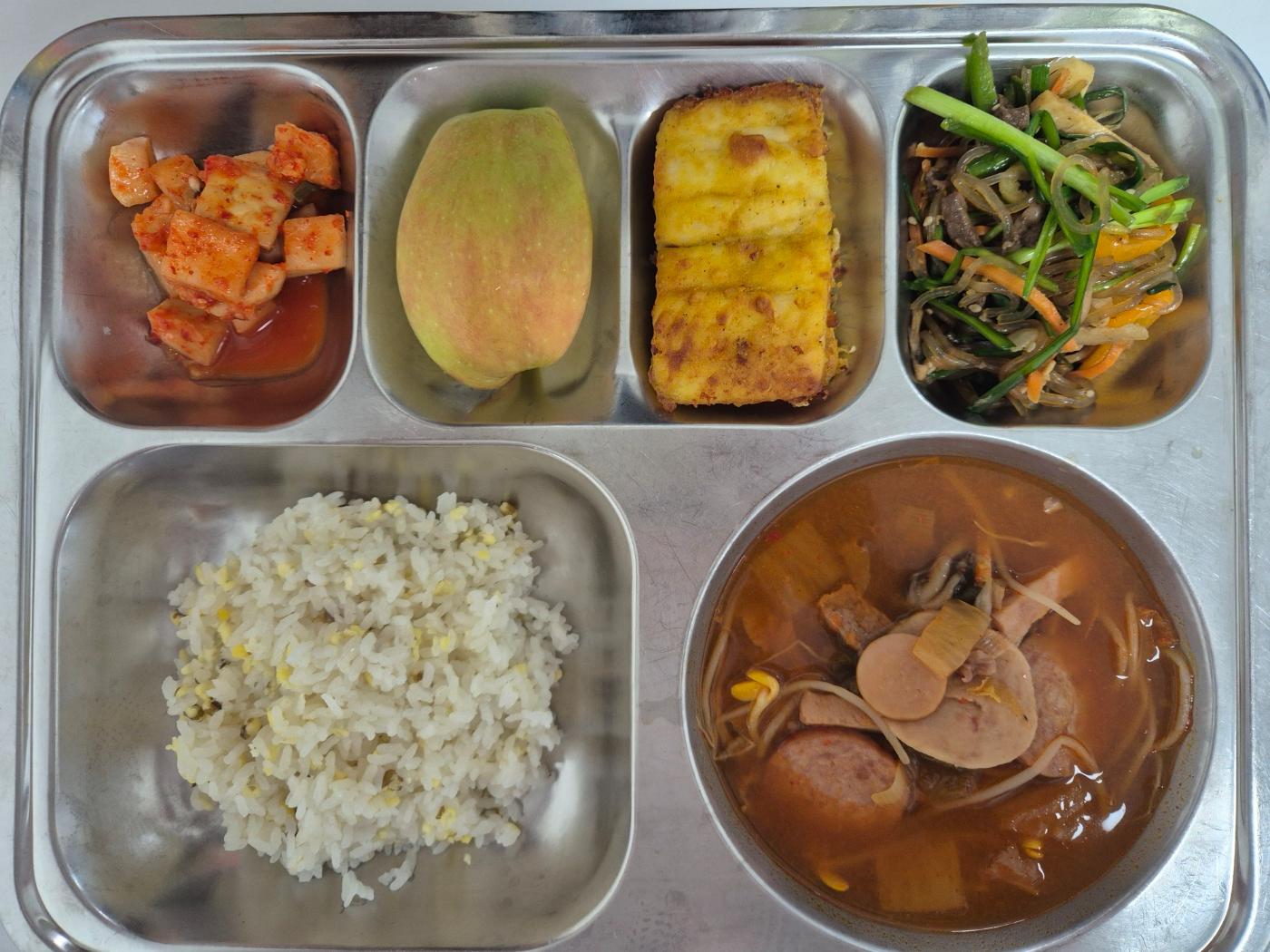 8월18일 식단(녹두밥,부대찌개,어묵잡채,가자미순살구이,깍두기,강릉사과) 사진