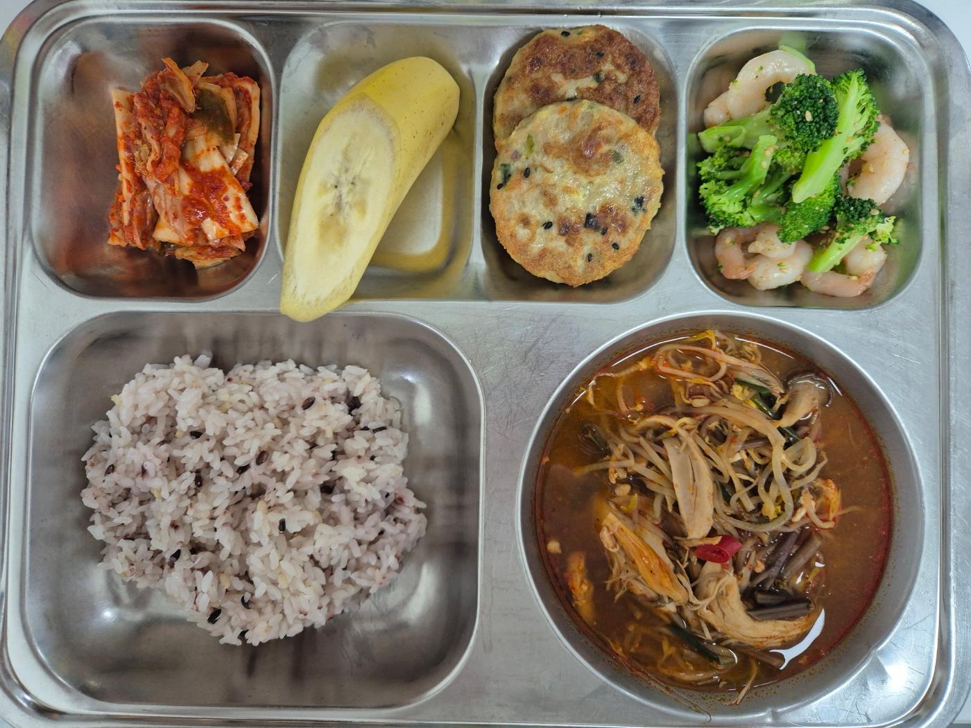 8월19일 식단(발아흑미밥,닭개장,브로콜리새우살무침,통통왕고기완자,깍두기,바나나) 사진