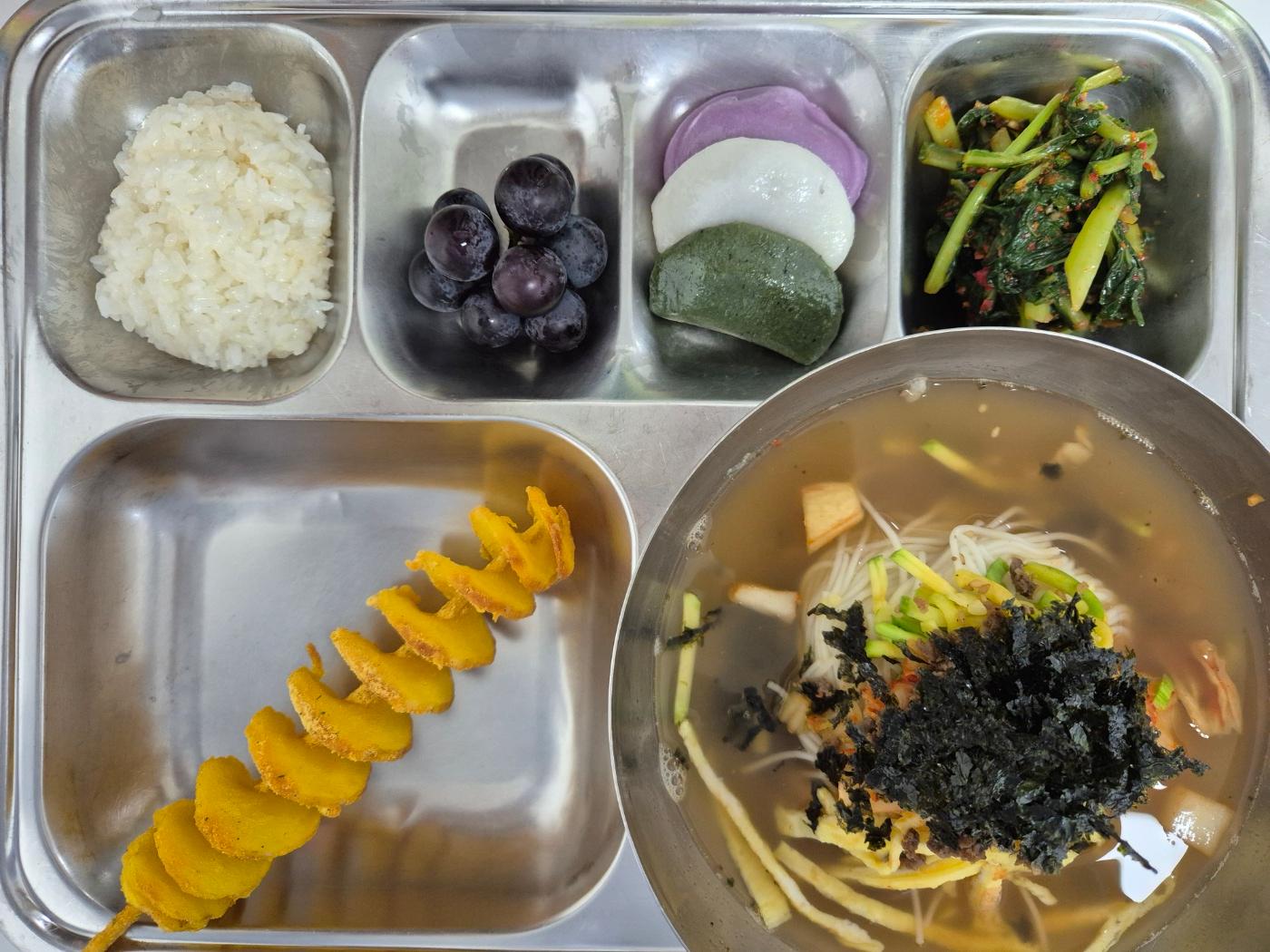 8월20일 식단(찹쌀밥(자율),잔치국수,회오리감자,열무김치,반달바람떡,친환경포도) 사진