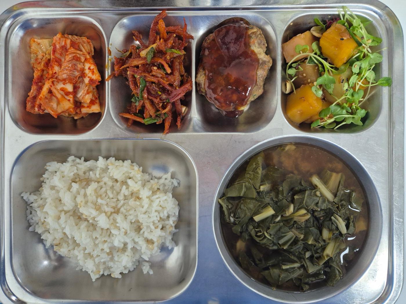 9월9일 식단(발아현미밥,근대된장국,수제함박스테이크,진미오징어채조림,아몬드삼색묵무침,배추김치) 사진