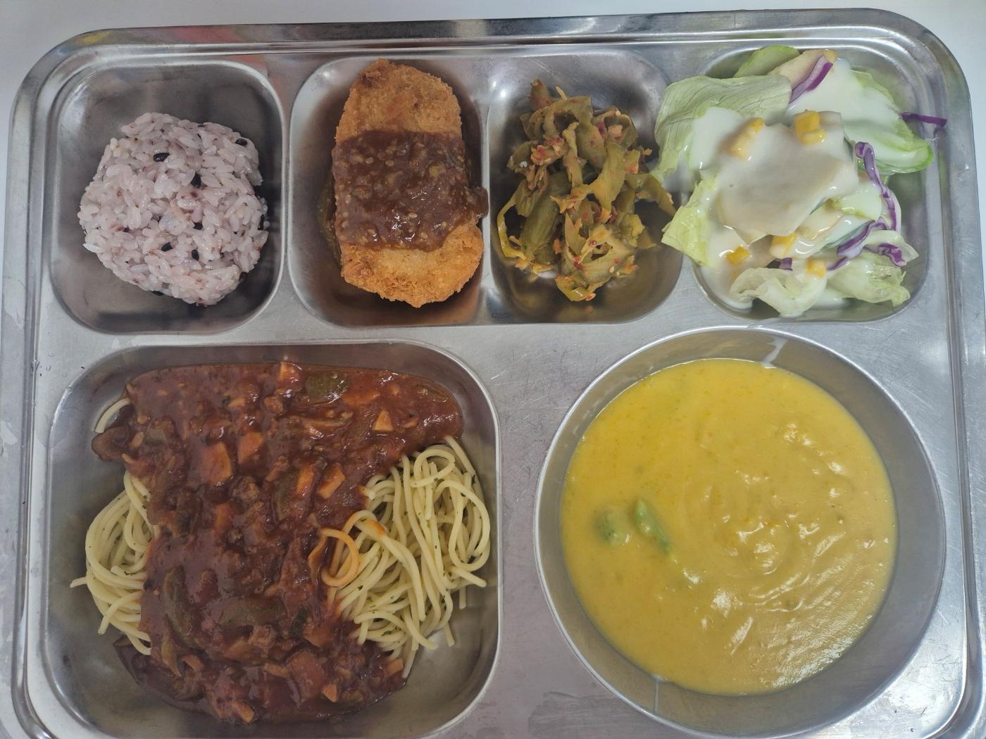 9월10일 식단(미니흑미찰밥,단호박브로콜리스프,토마토스파게티,리얼치즈돈카츠,그린과일샐러드,꼬들오이지무침) 사진