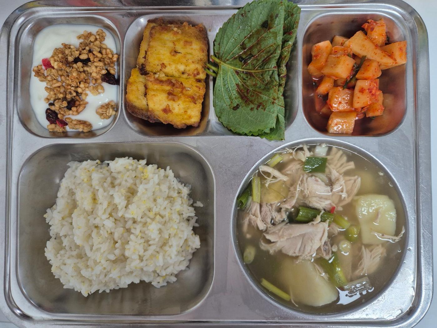 9월11일 식단(기장밥,한방닭곰탕,가자미순살구이,양념깻잎,깍두기,망고수제요거트) 사진